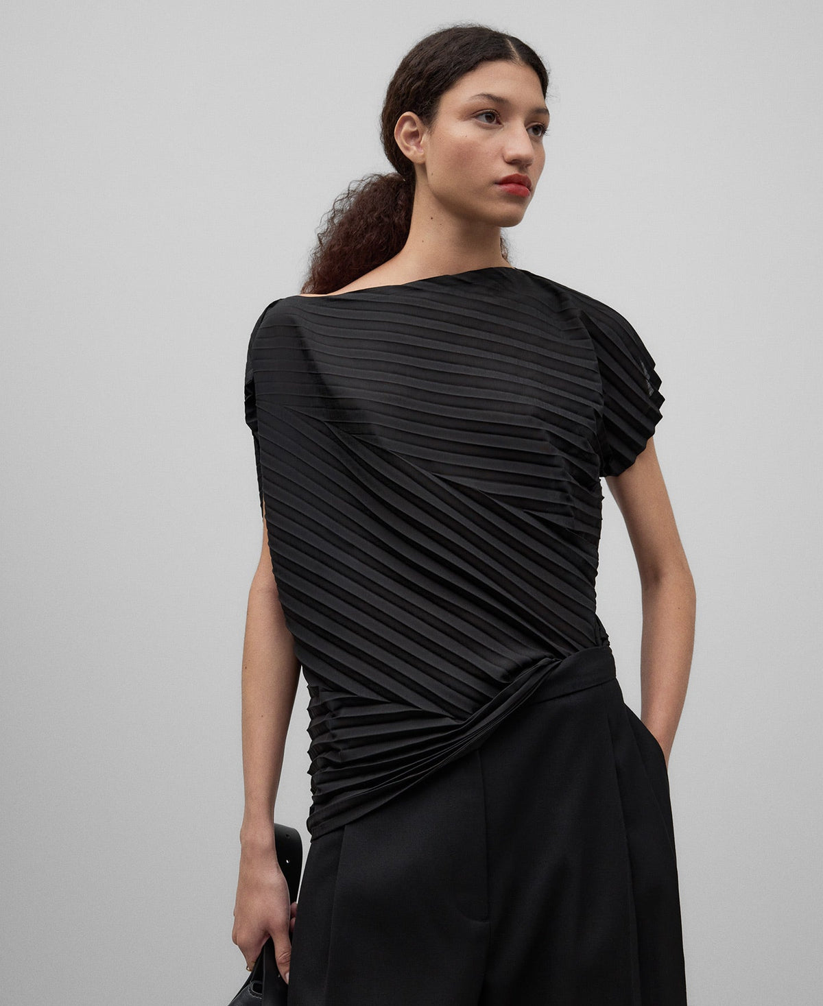 Aymmetrical black crinkle top in black