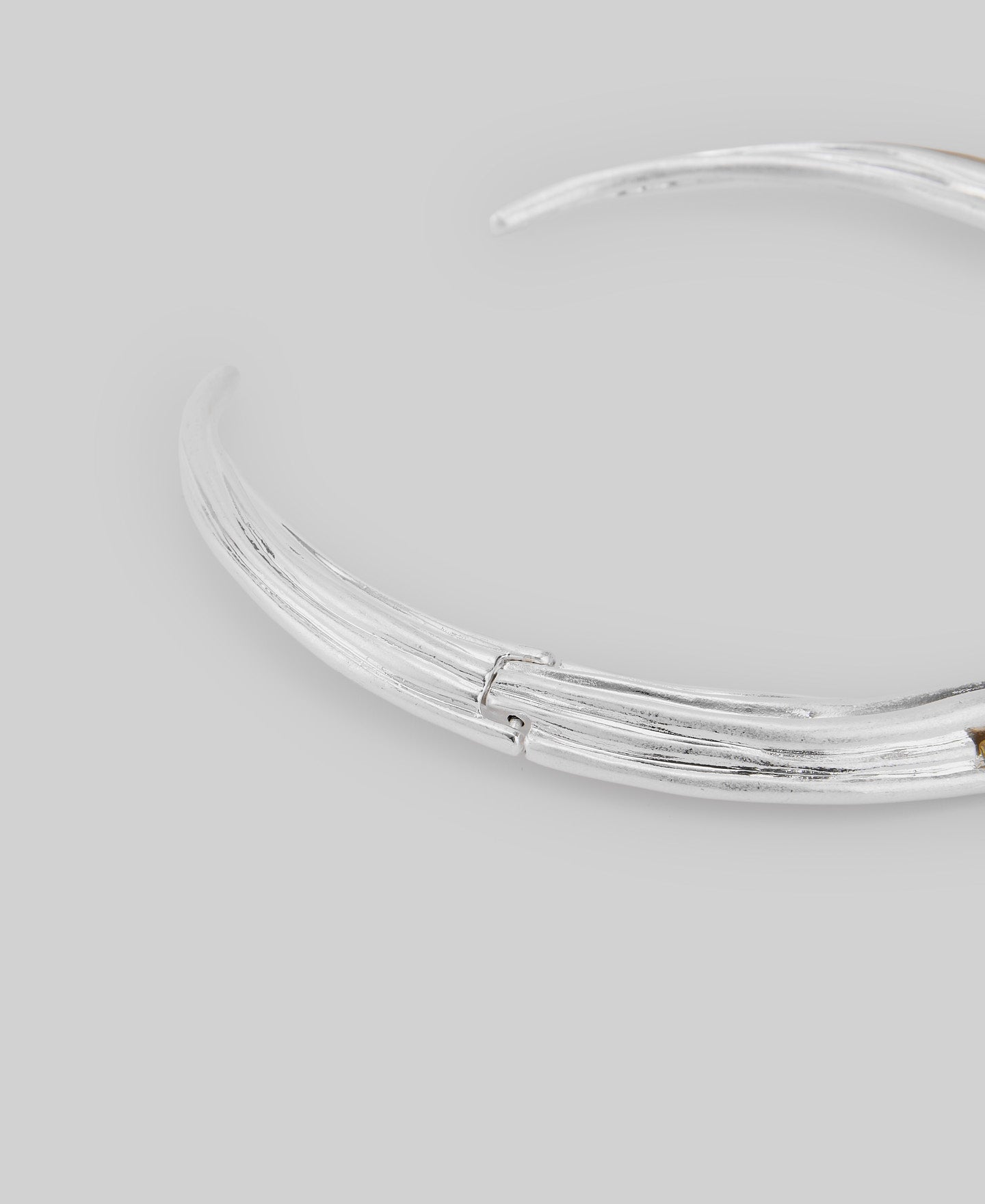 Gold plated rigid necklace in silver/gold