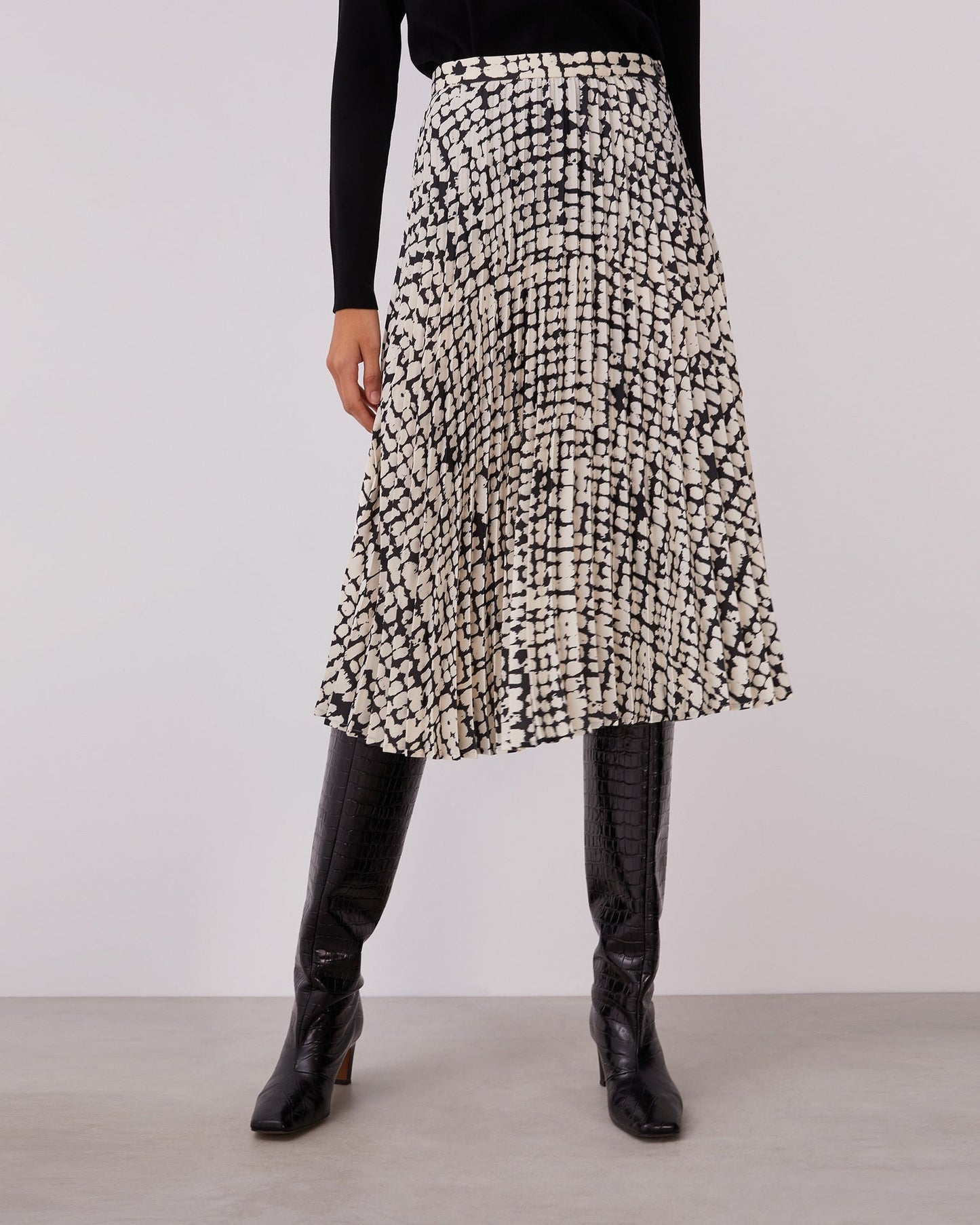 White And Black Crinkle Midi Skirt With Print