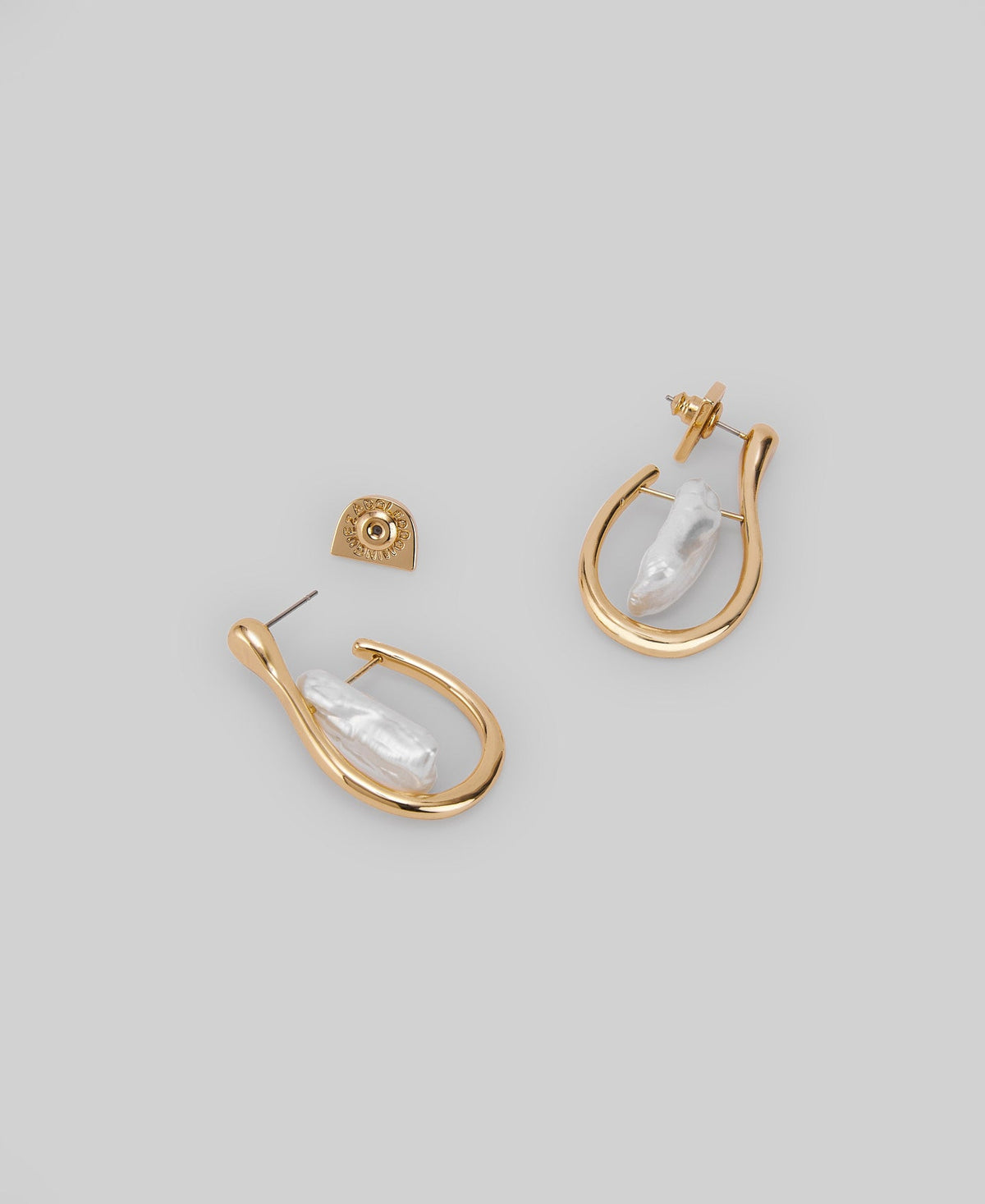 Hoop earrings with a central pearl woman in gold