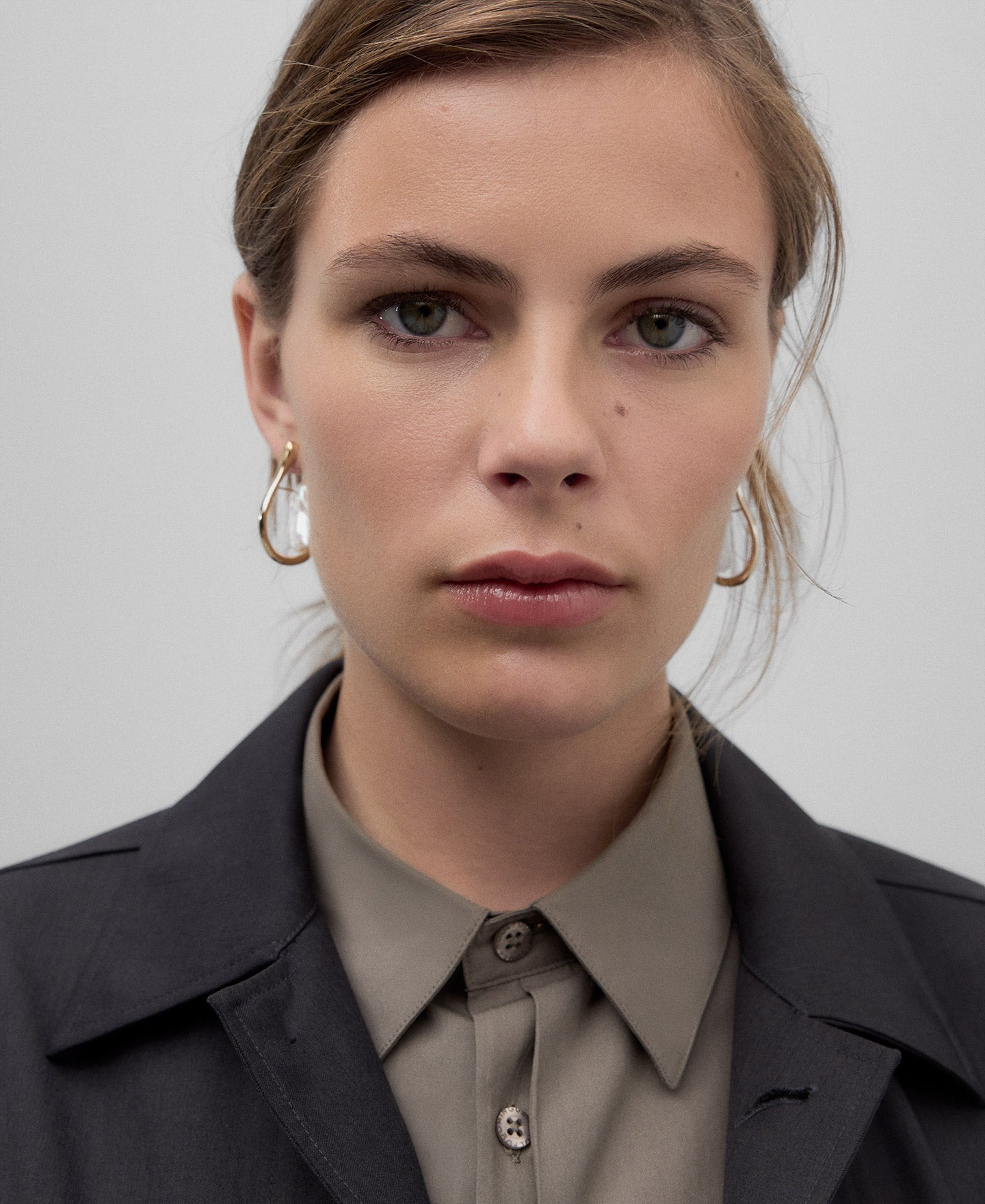 Hoop earrings with a central pearl woman in gold