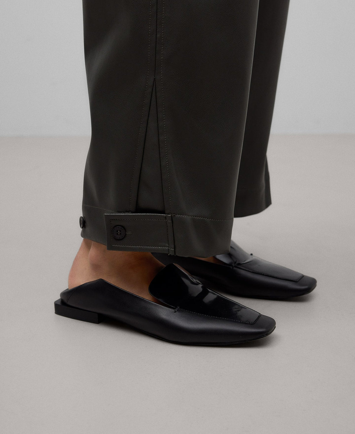 Non-Leather banana trousers woman in anthracite grey
