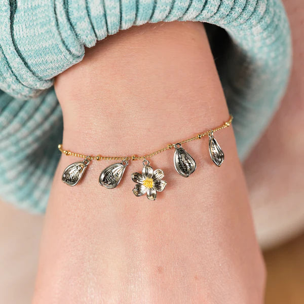 Daisy And Engraved Petal Fine Bracelet | ASAM2021