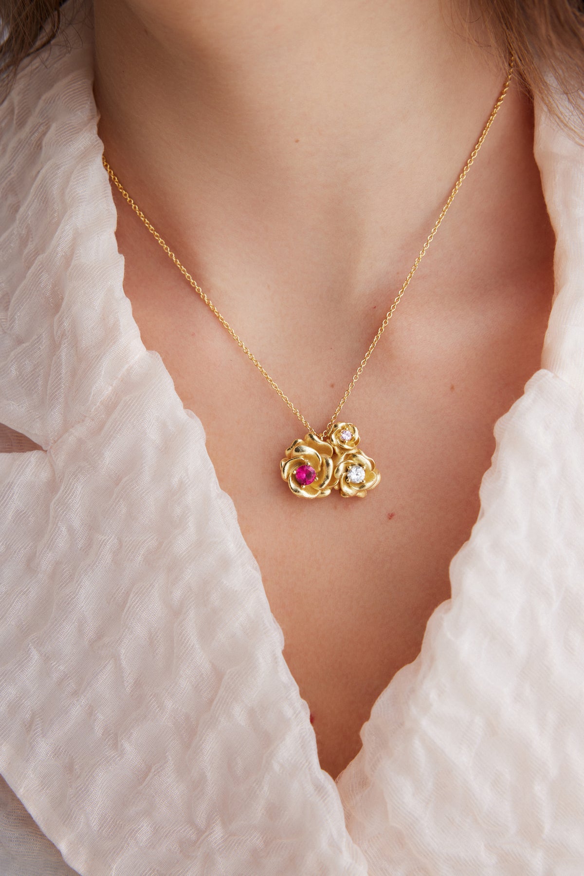 Pendant Necklace With Gold Mona Lisa Roses And Round Stones | AXRF3021
