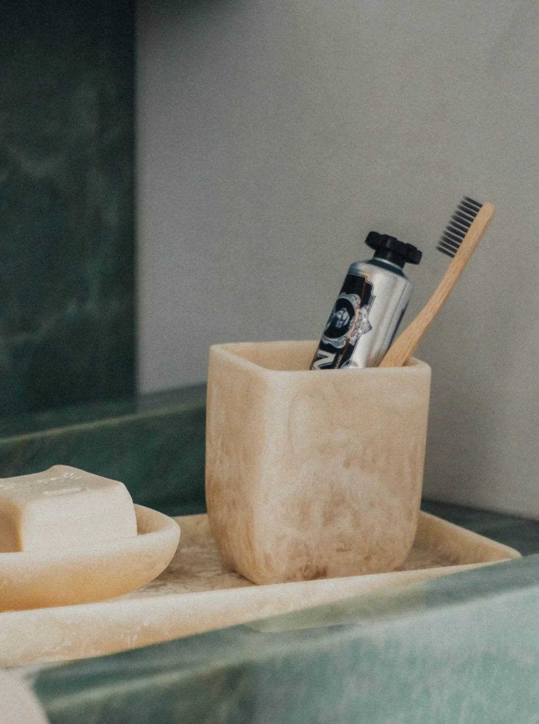 Flow Resin Toothbrush Holder