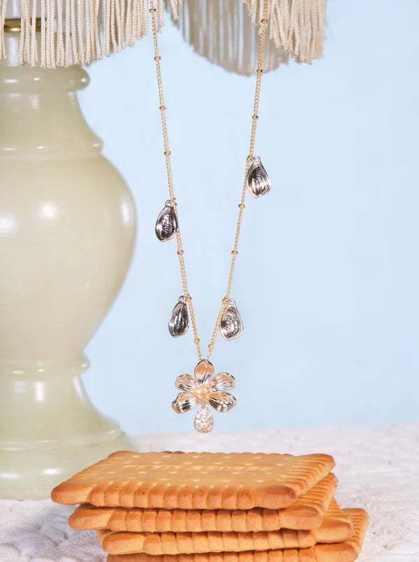 Daisy And Engraved Petal Pendant Necklace | ASAM3021