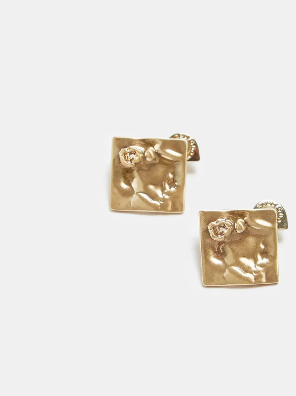 Gold Short Earrings With Engraved Flower