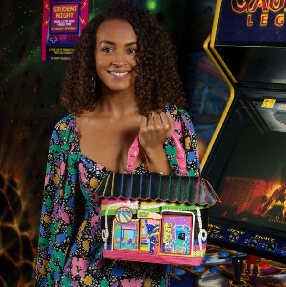 Model carrying Vendula Arcade Grab Bag