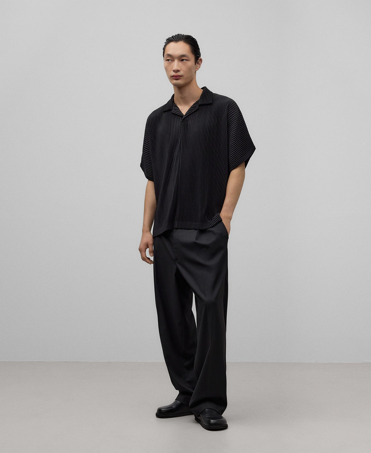 Black crinkle polo shirt man in black