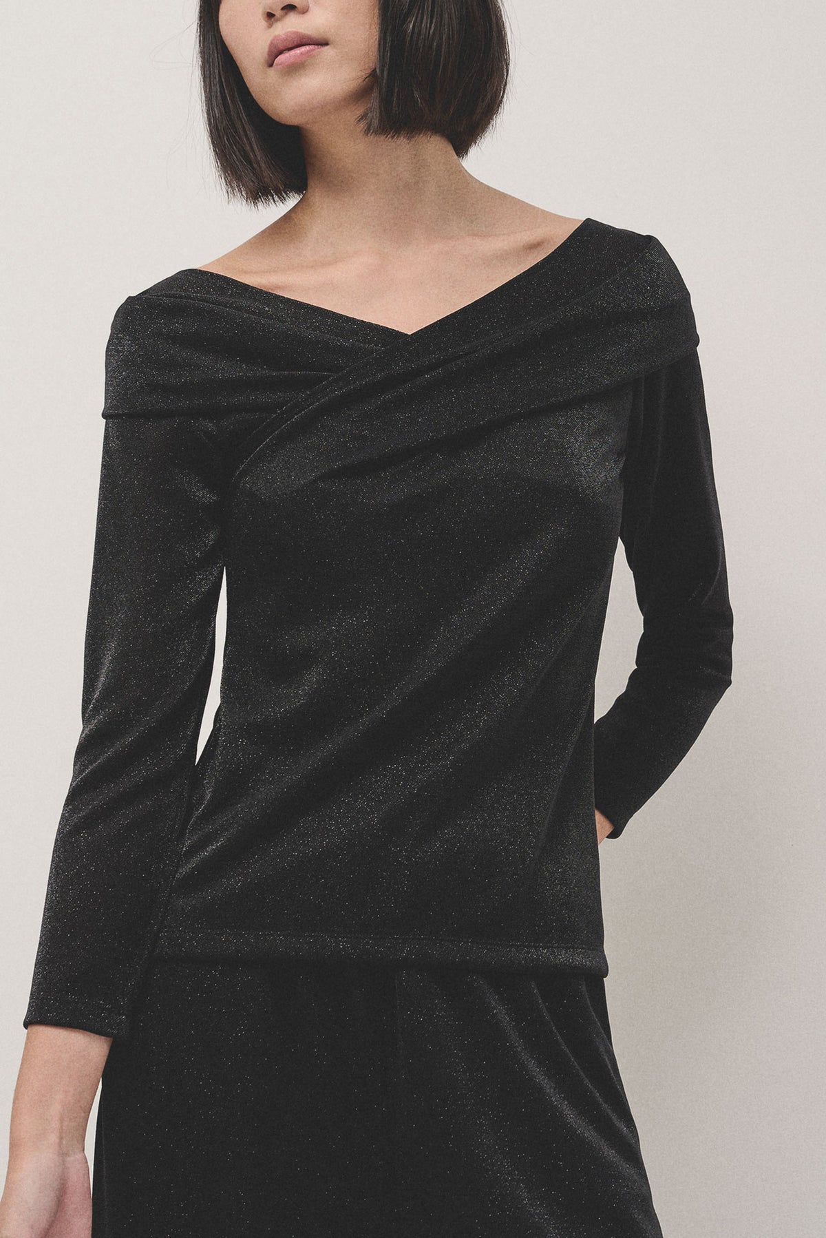Crossed neckline t-shirt in black shiny knit