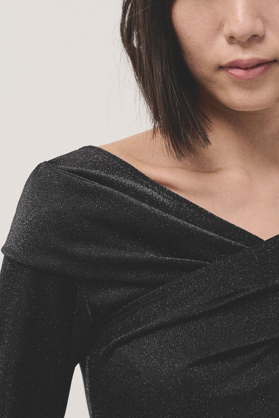 Crossed neckline t-shirt in black shiny knit