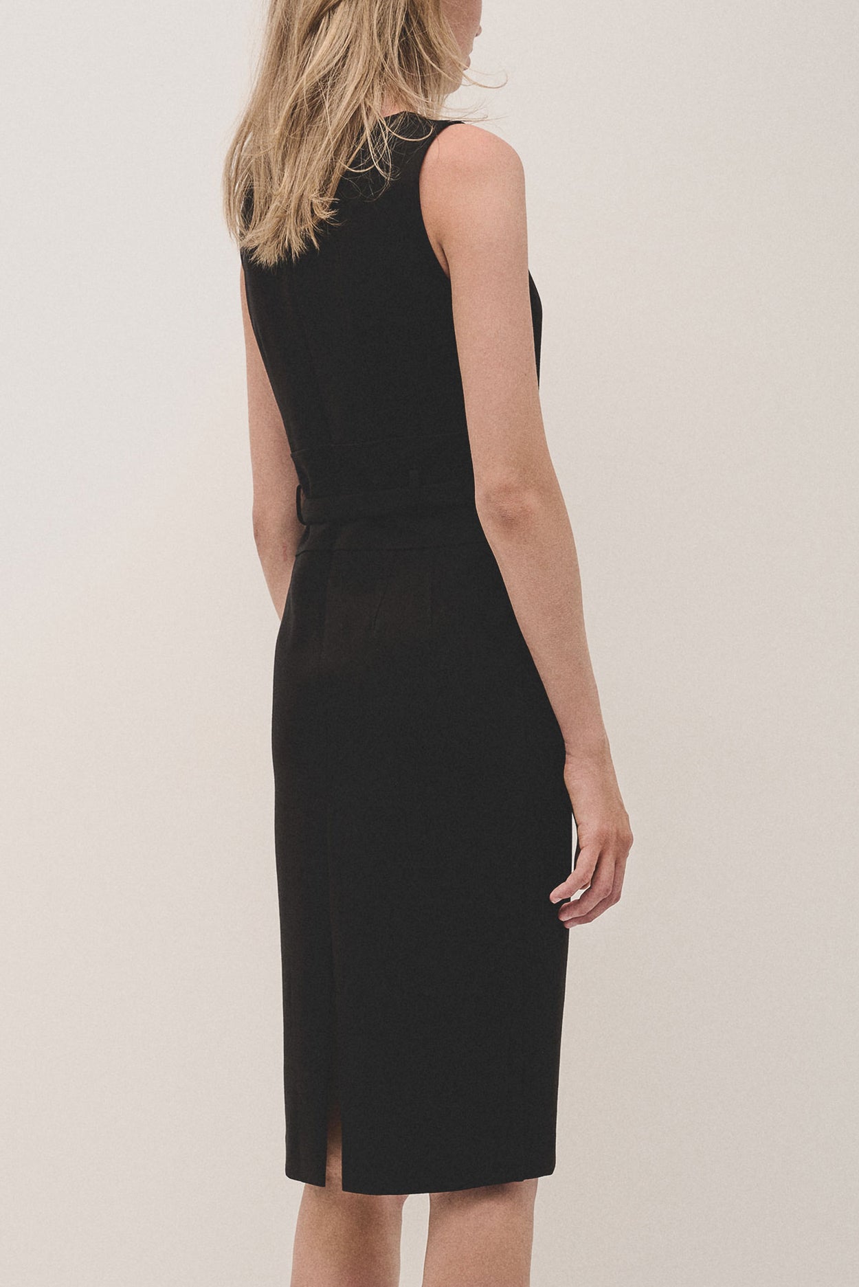 Black sleeveless dress with belt in cut knitted fabric