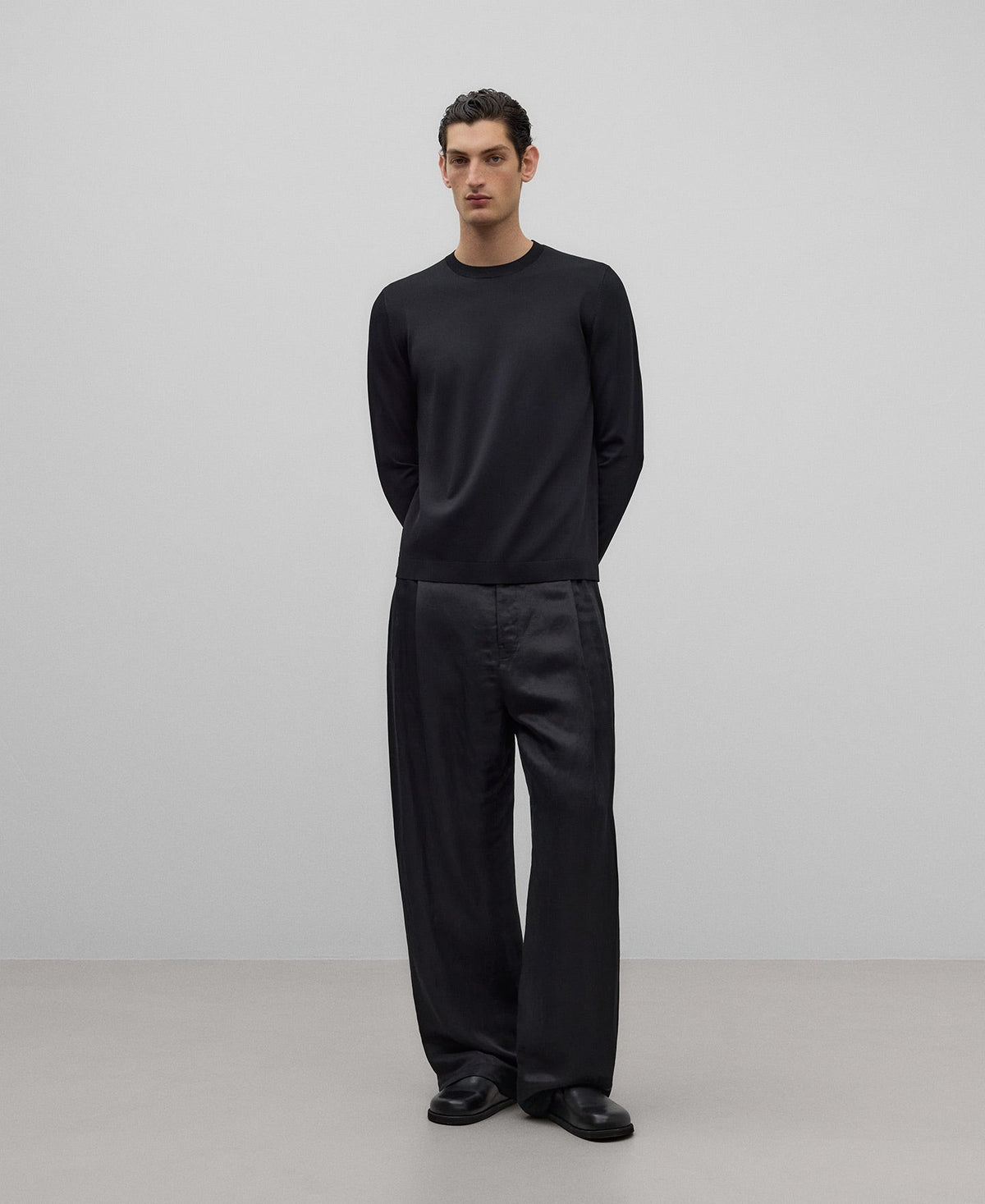 Crew collar sweater man in black