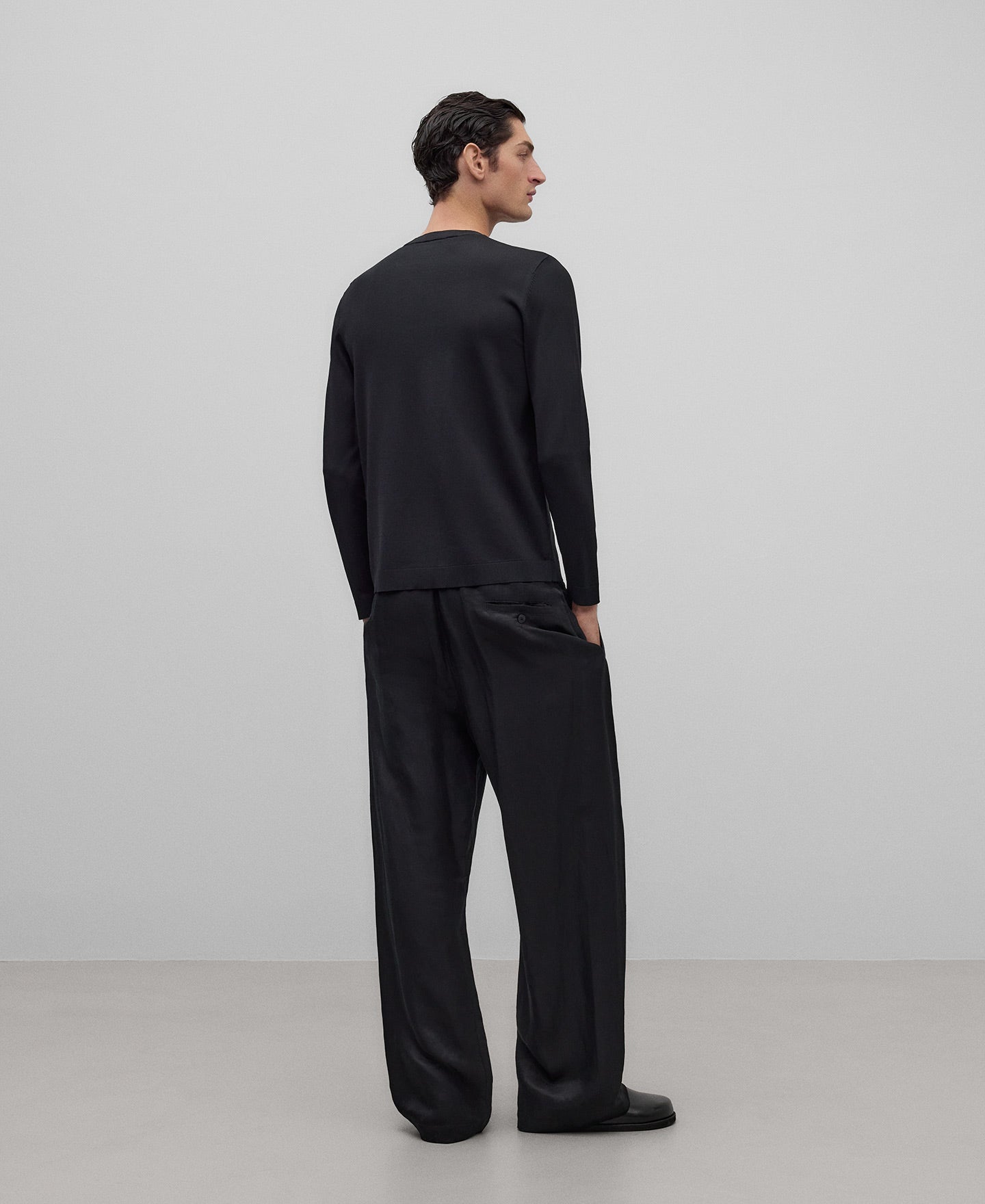 Crew collar sweater man in black