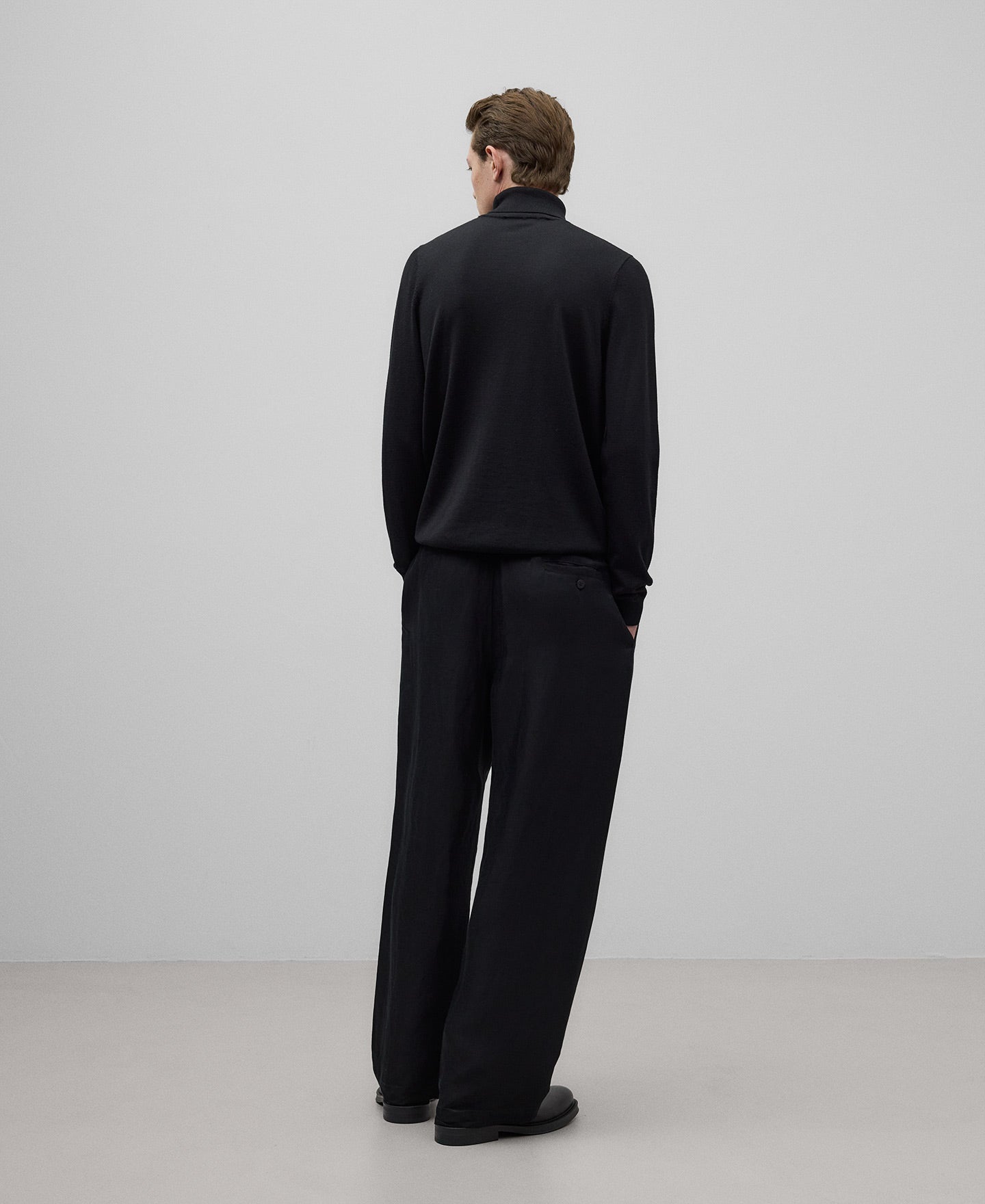 Merino wool turtleneck sweater man in black