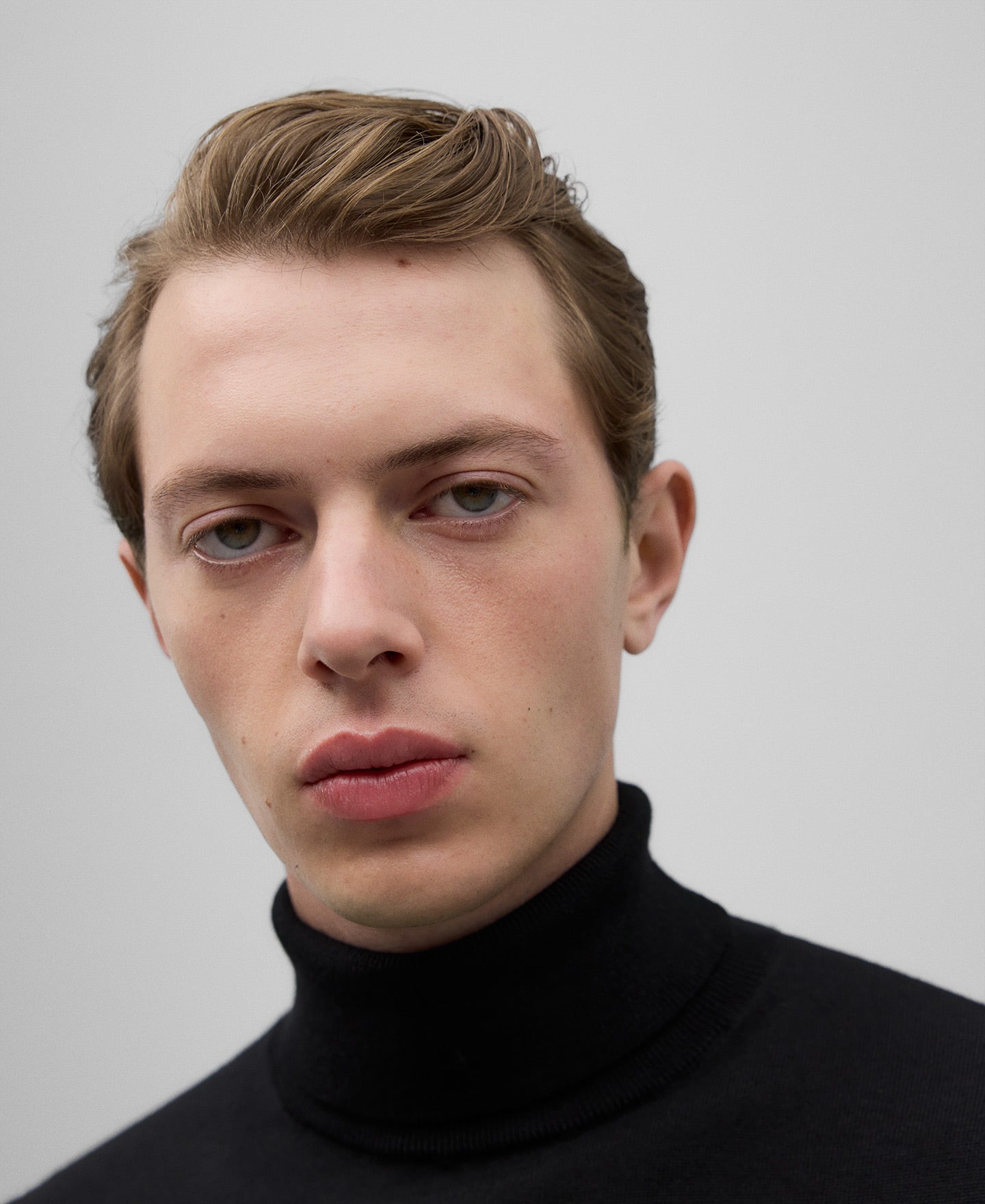 Merino wool turtleneck sweater man in black