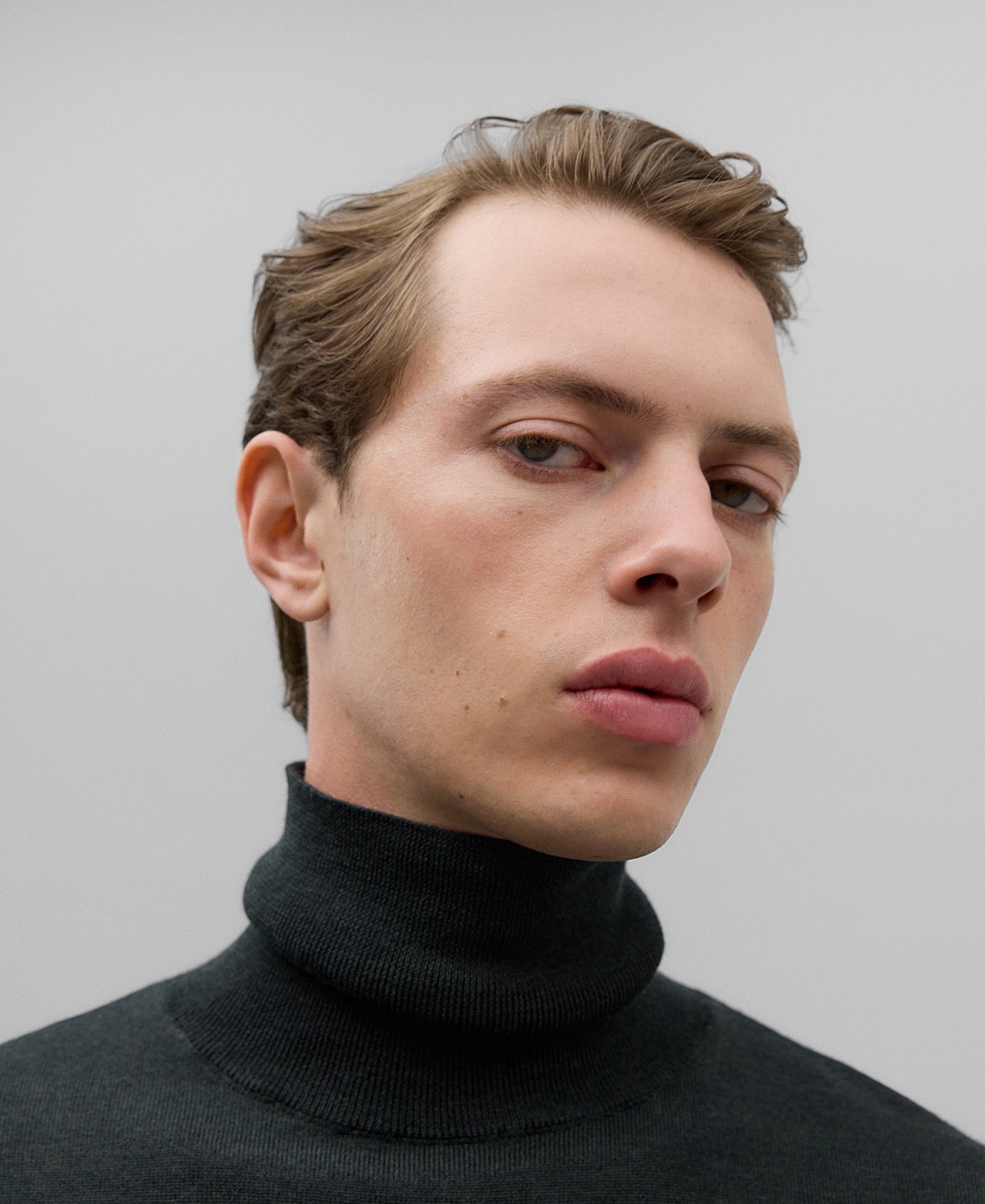 Merino wool turtleneck sweater man in dark green