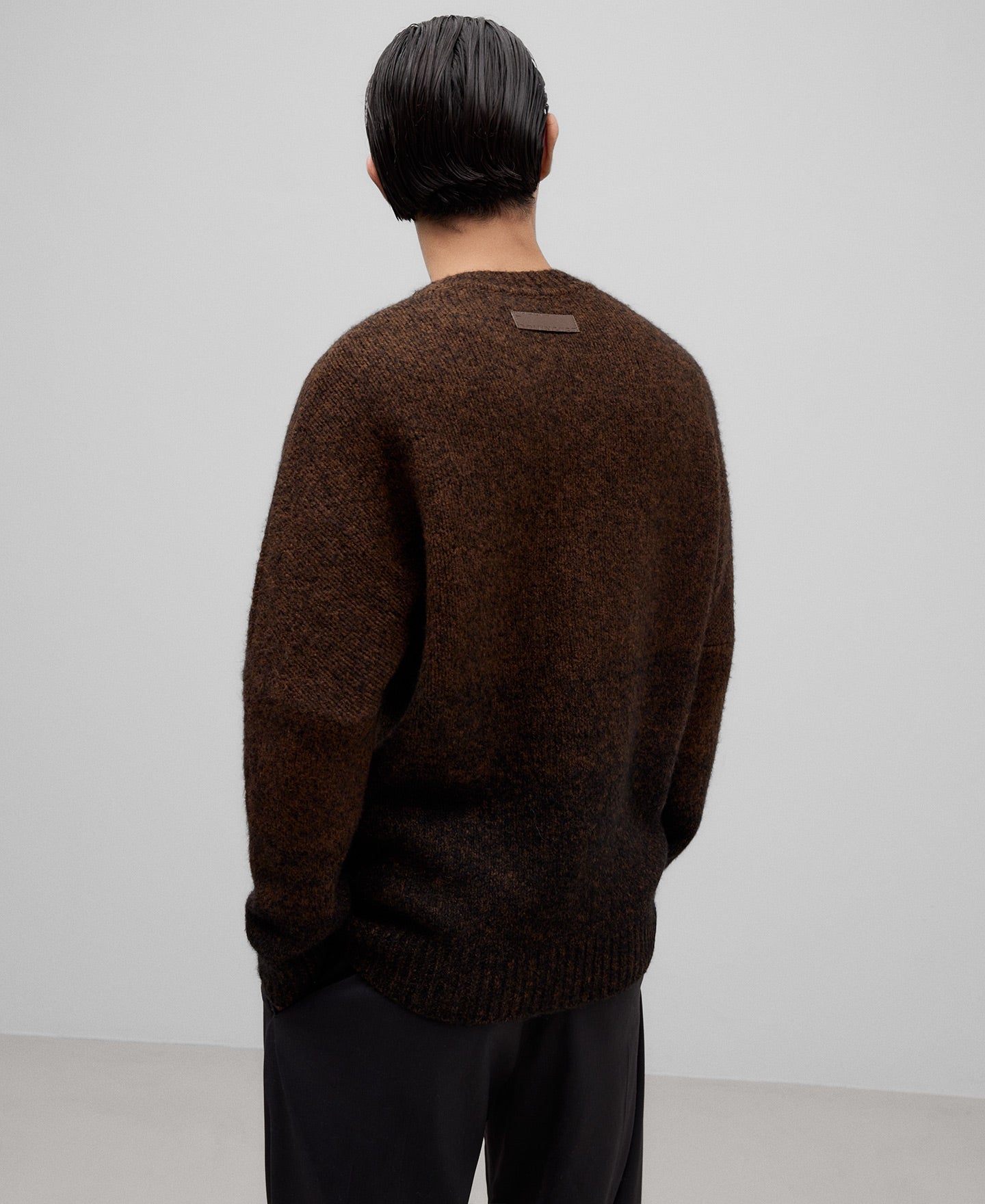 Gradient knit sweater man in brown print