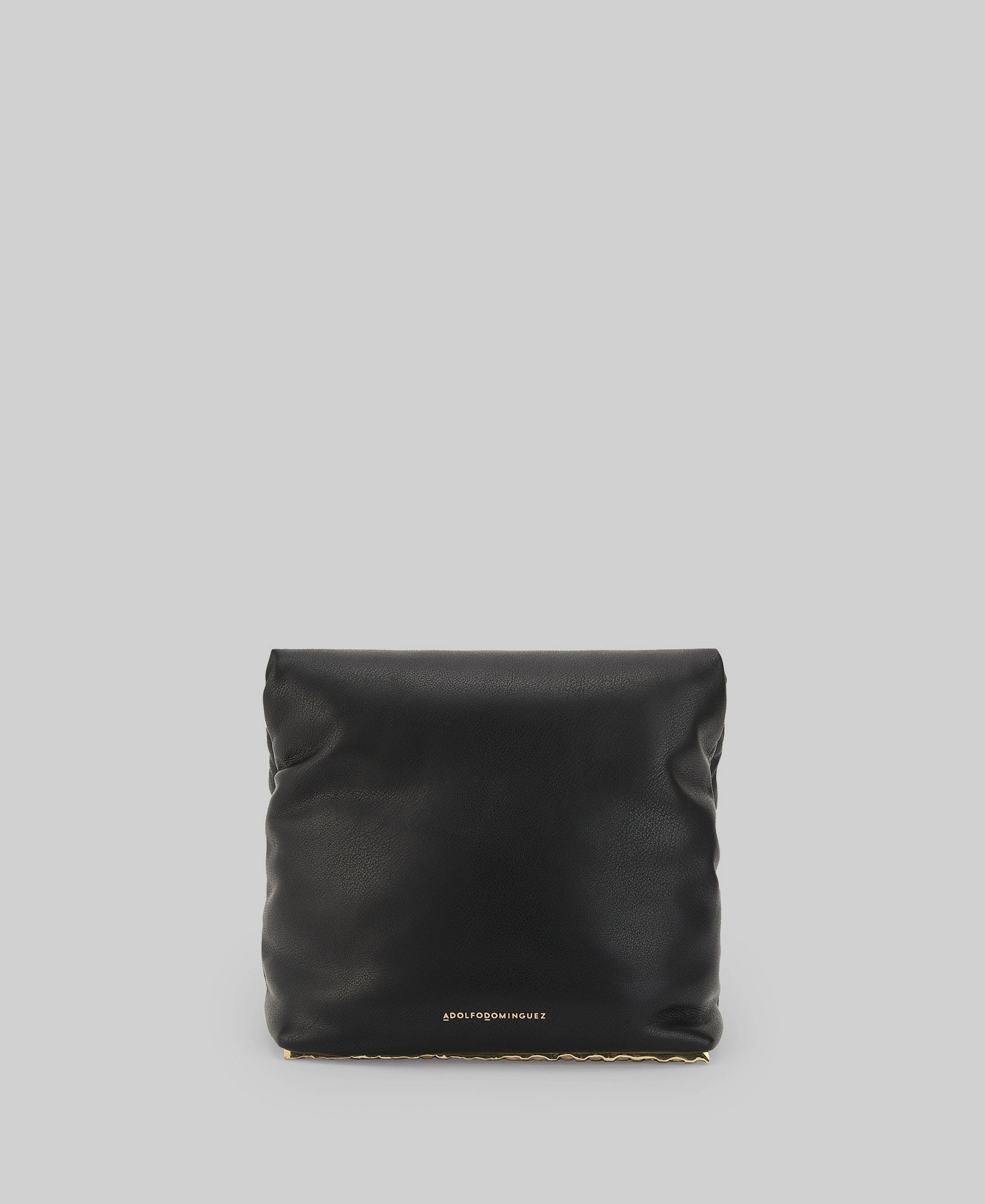 Quilted clutch with metallic base woman in black