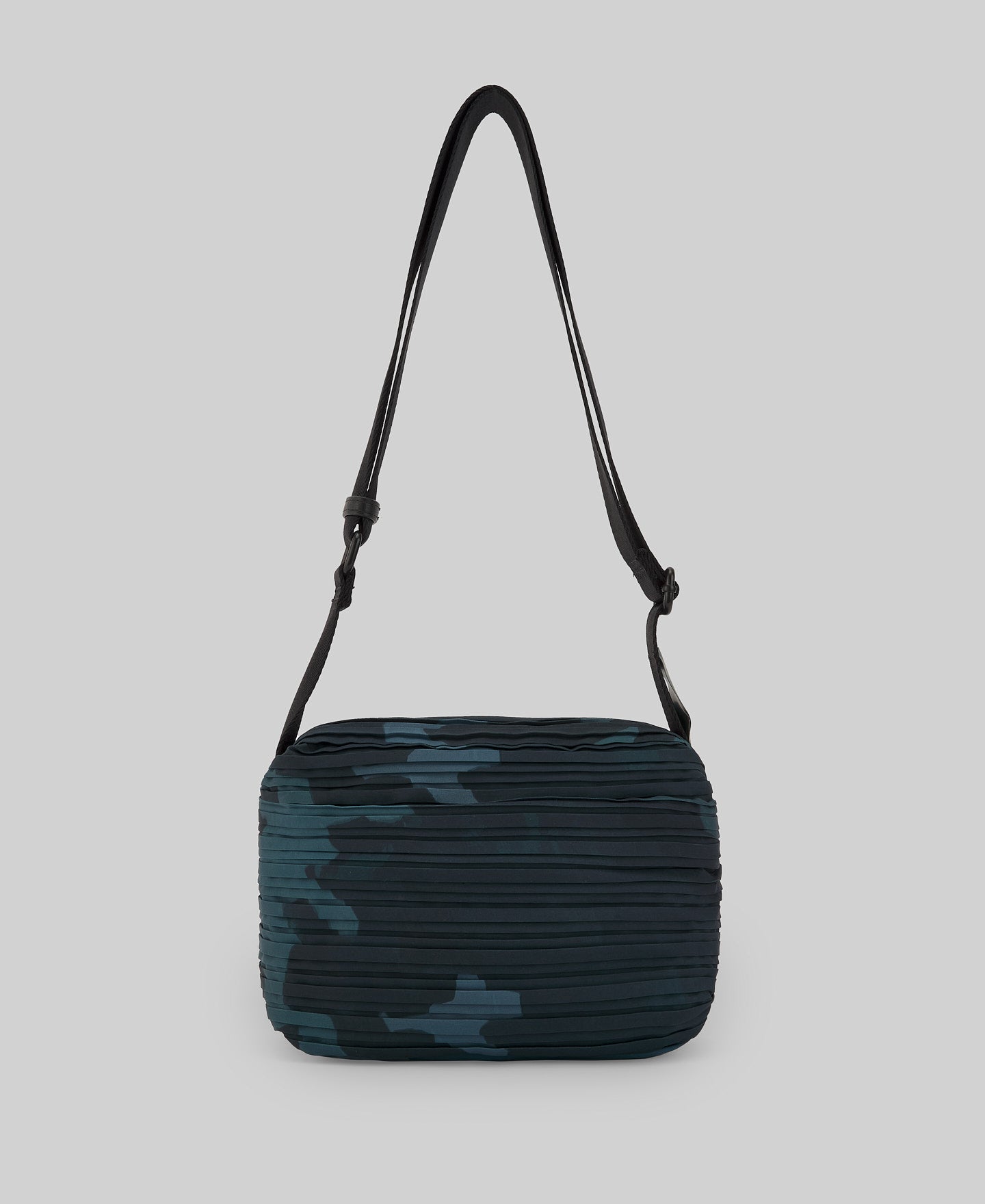 Medium crinkle crossbody woman in petrol blue