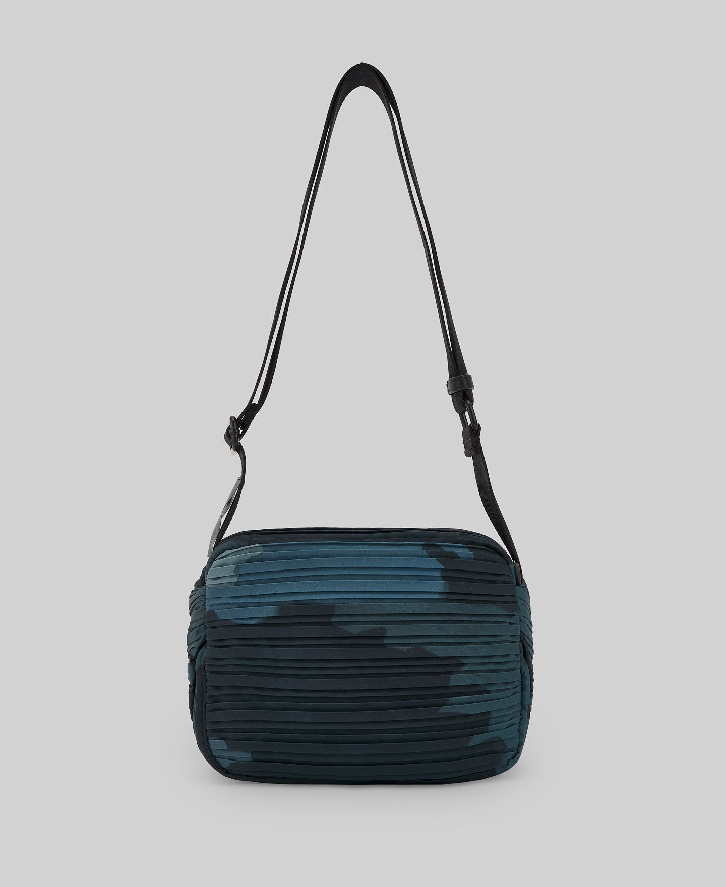 Medium crinkle crossbody woman in petrol blue
