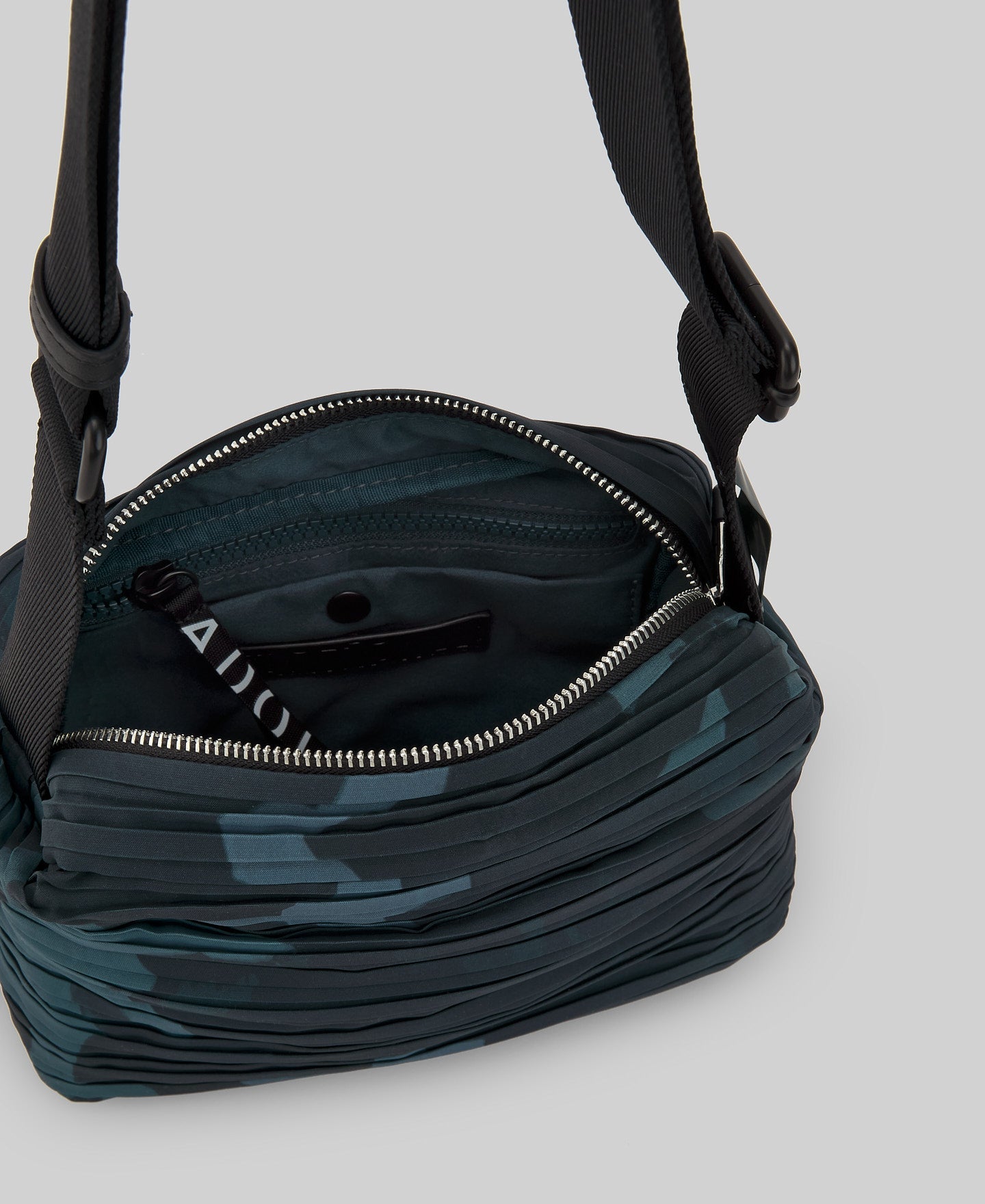 Medium crinkle crossbody woman in petrol blue