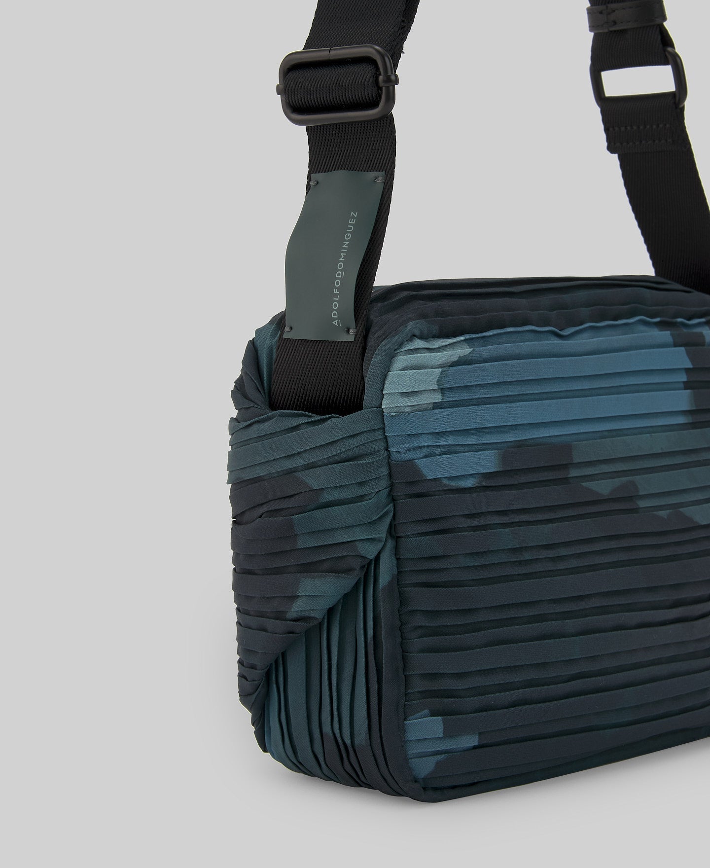 Medium crinkle crossbody woman in petrol blue