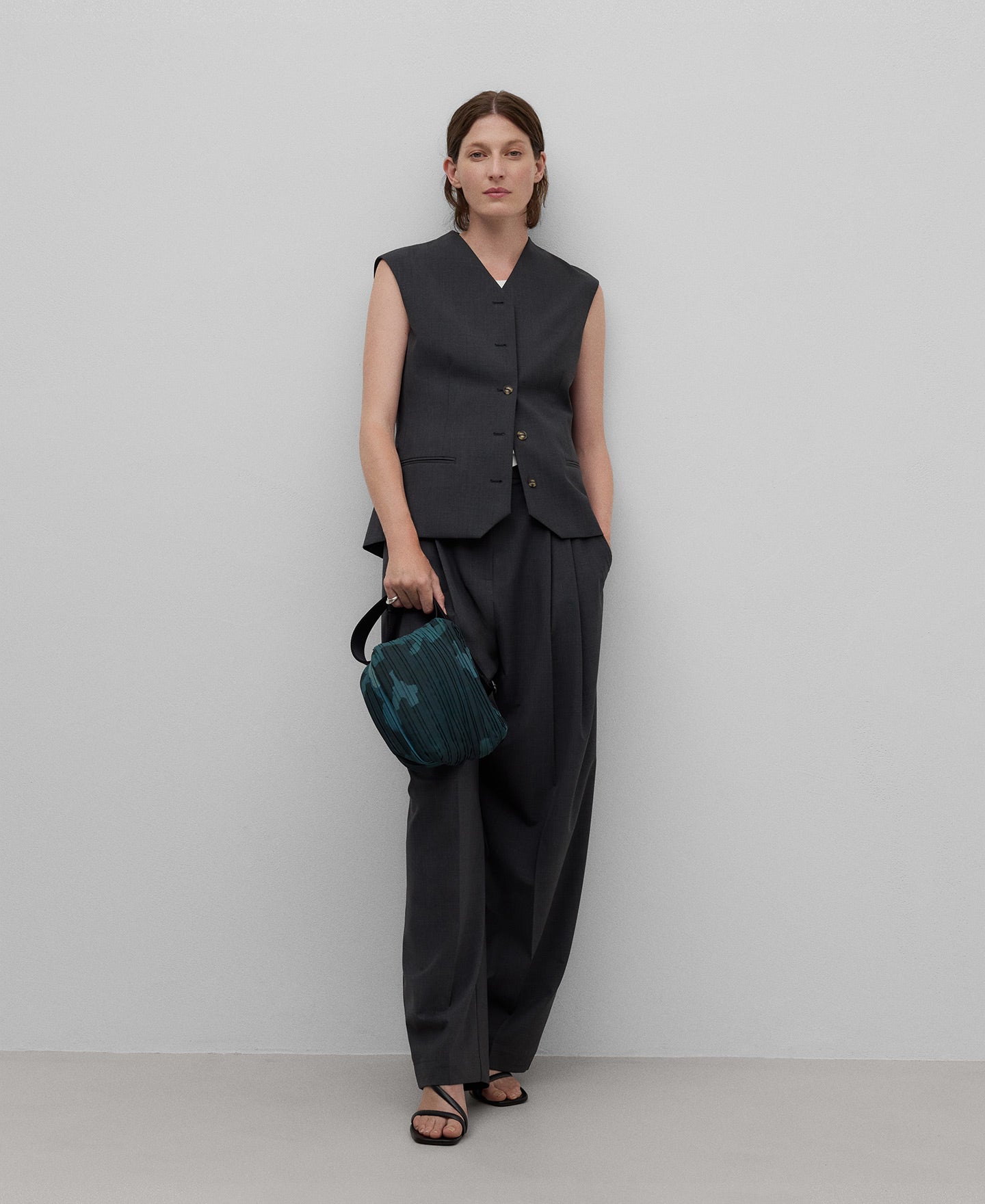 Medium crinkle crossbody woman in petrol blue