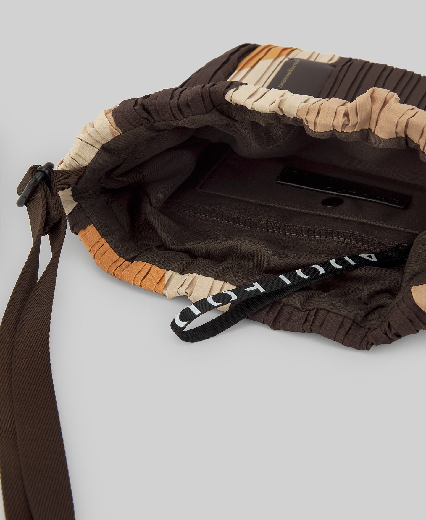 Small crinkle crossbody woman in camel