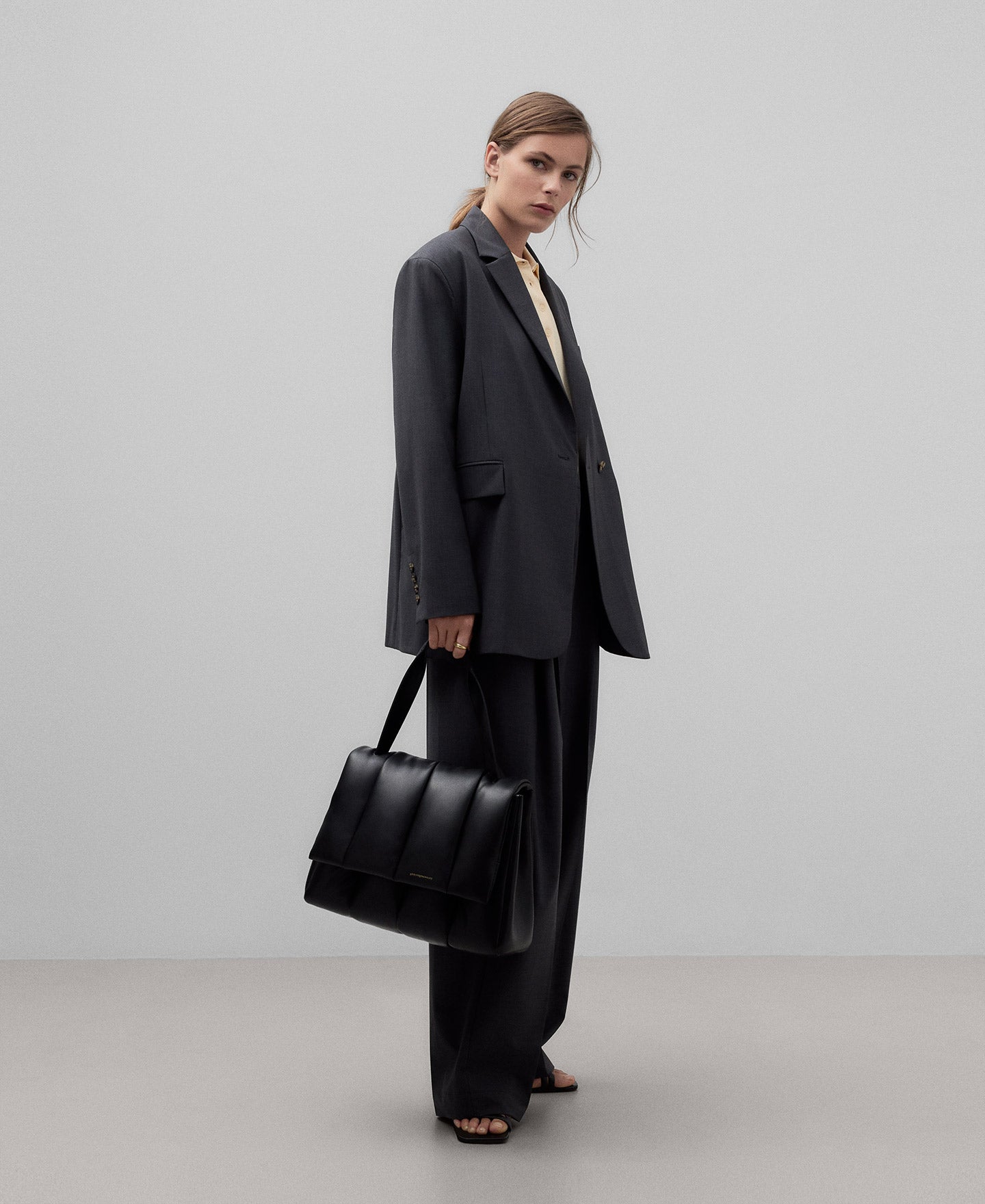 Non-Leather puffer maxi bag woman in black