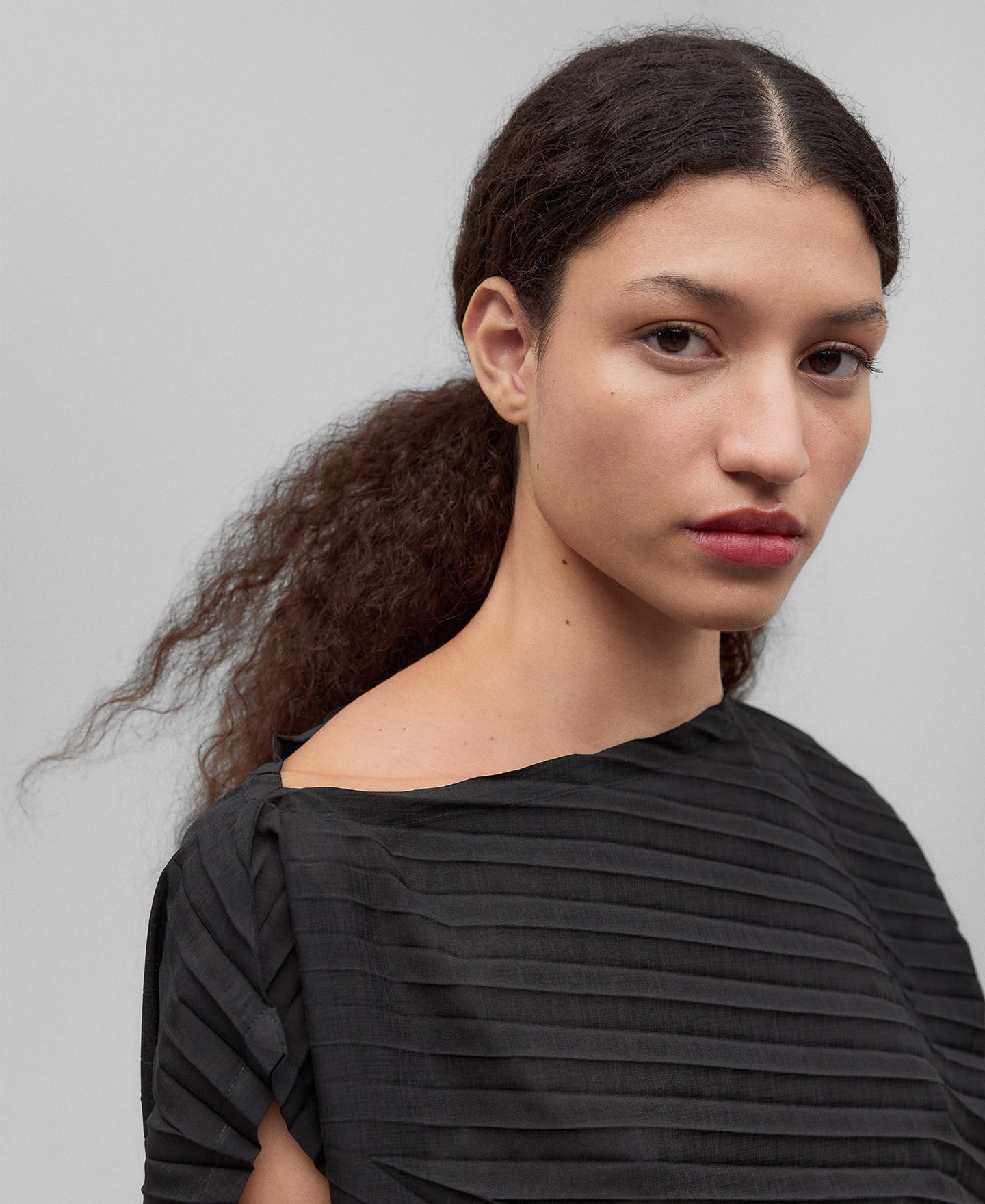 Aymmetrical black crinkle top in black