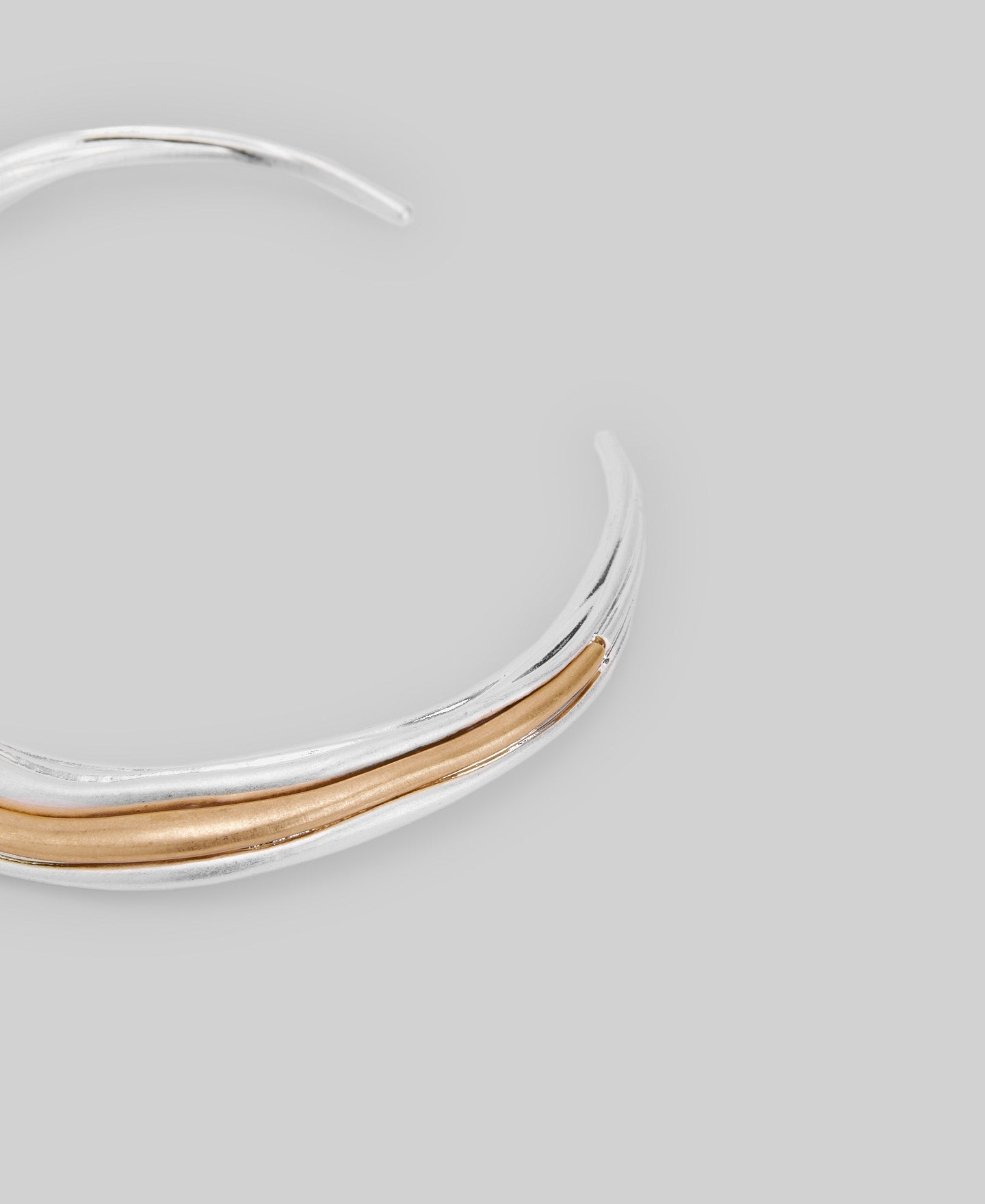 Gold plated rigid necklace in silver/gold