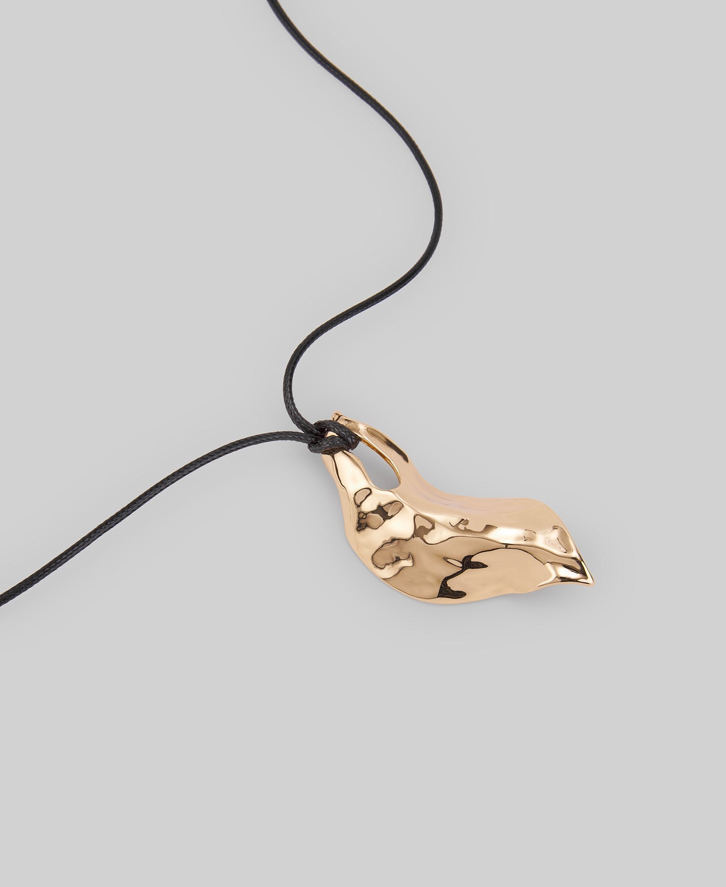 Lacquered metal leaf necklace woman in gold