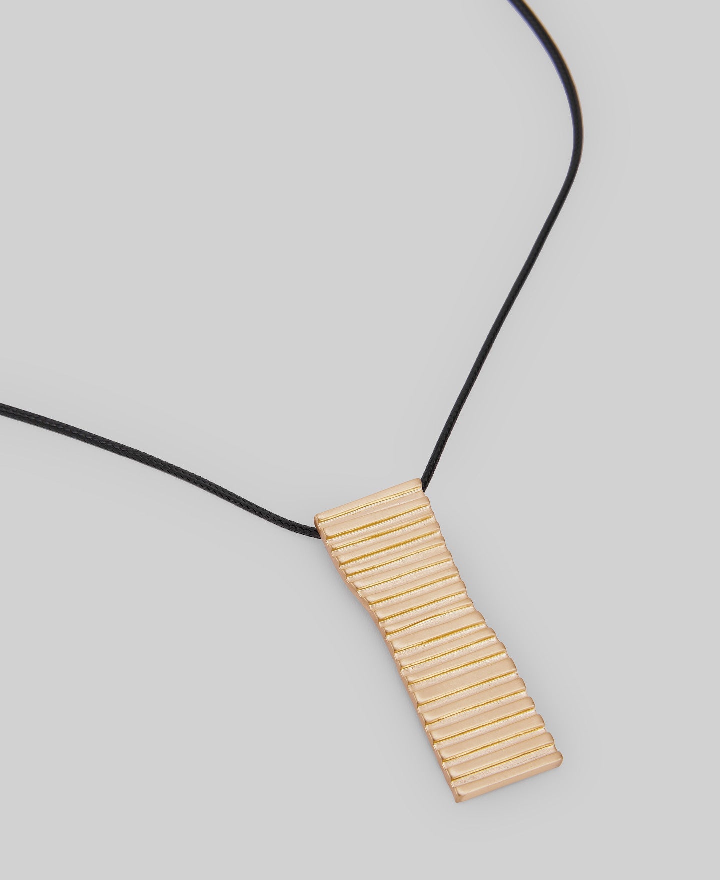 Gold piece with grooves necklace woman in gold