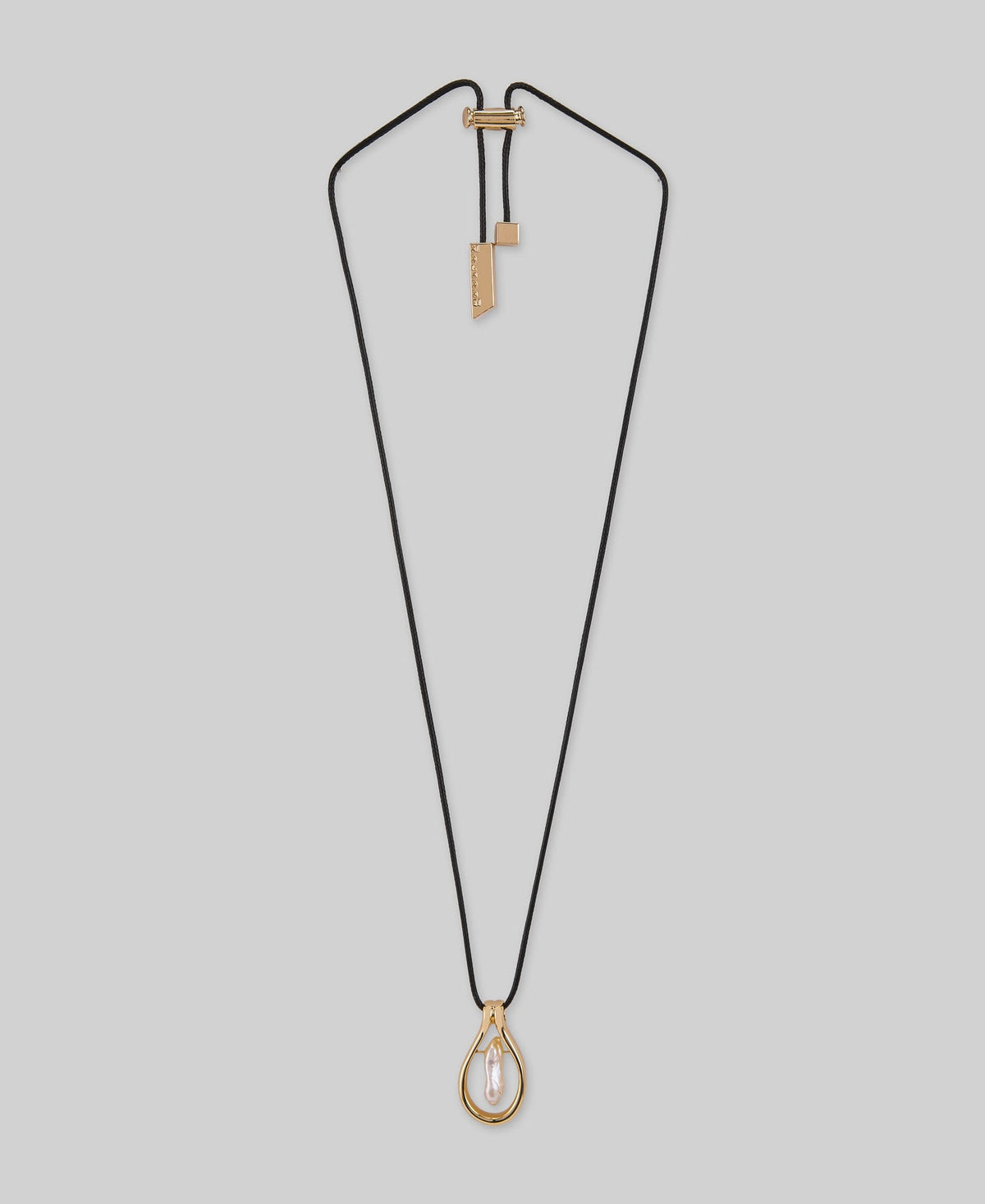 Hoop with central pearl necklace woman in gold