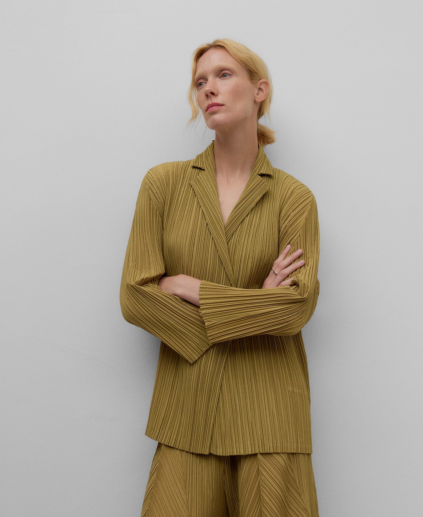 Green crinkle long blazer woman in olive green