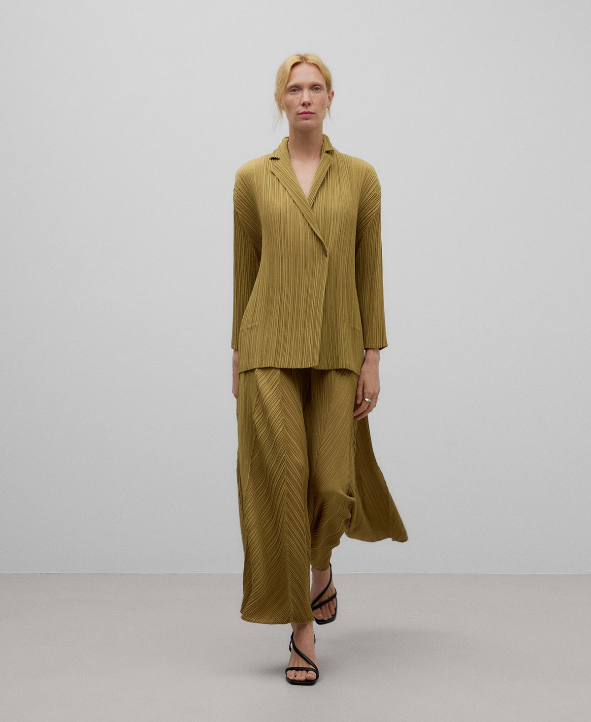 Green crinkle long blazer woman in olive green