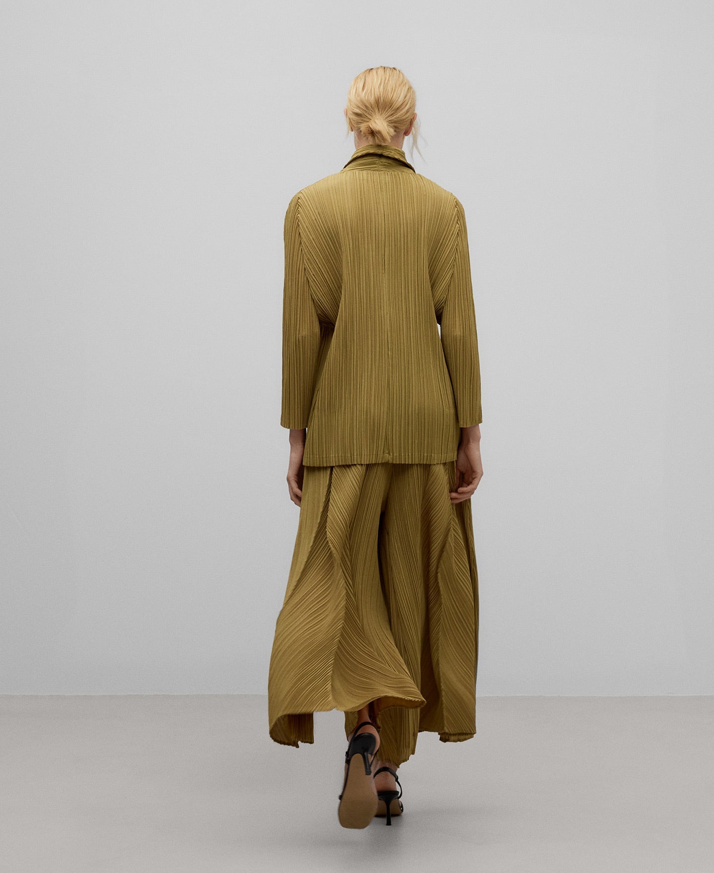 Green crinkle long blazer woman in olive green