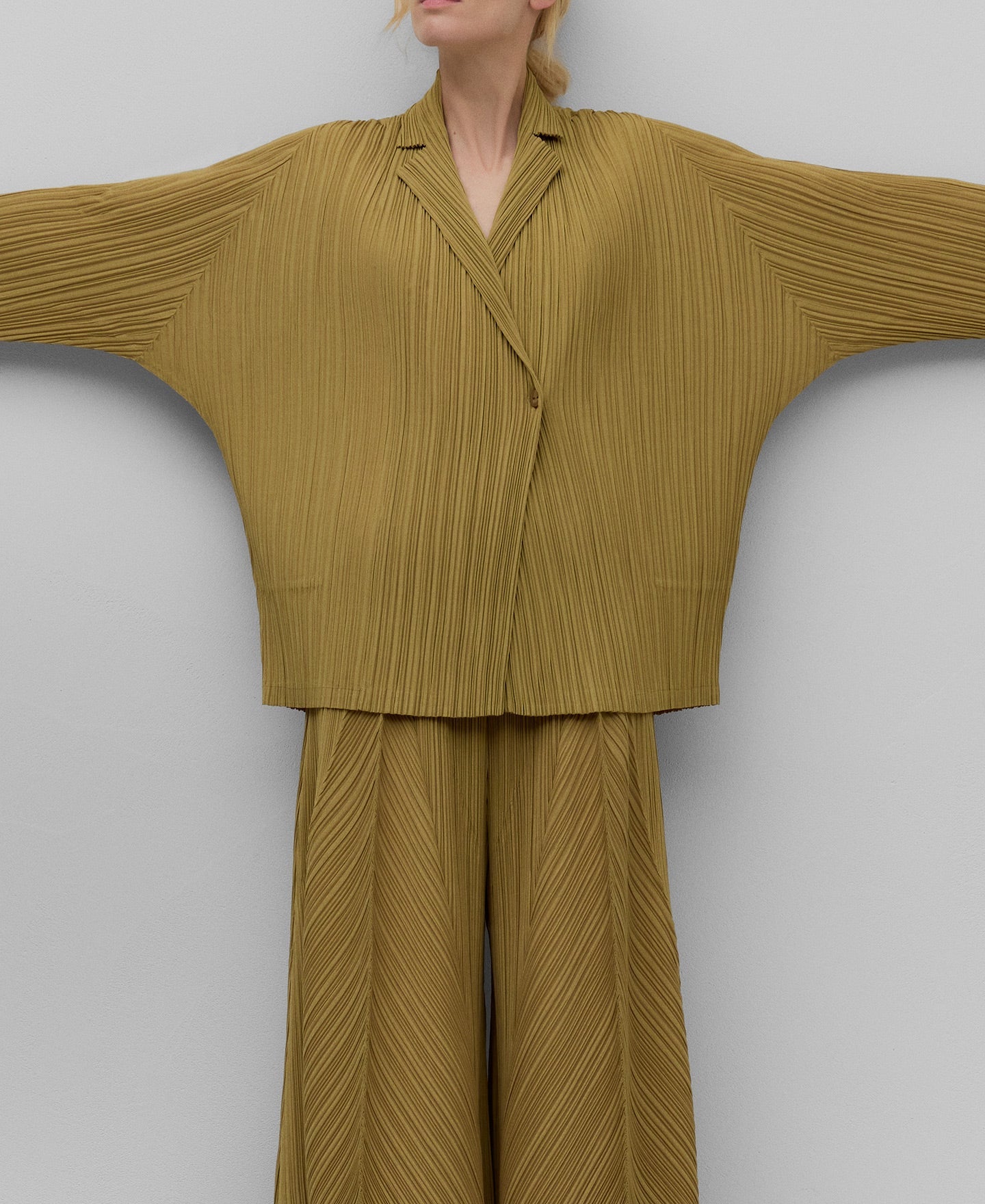 Green crinkle long blazer woman in olive green