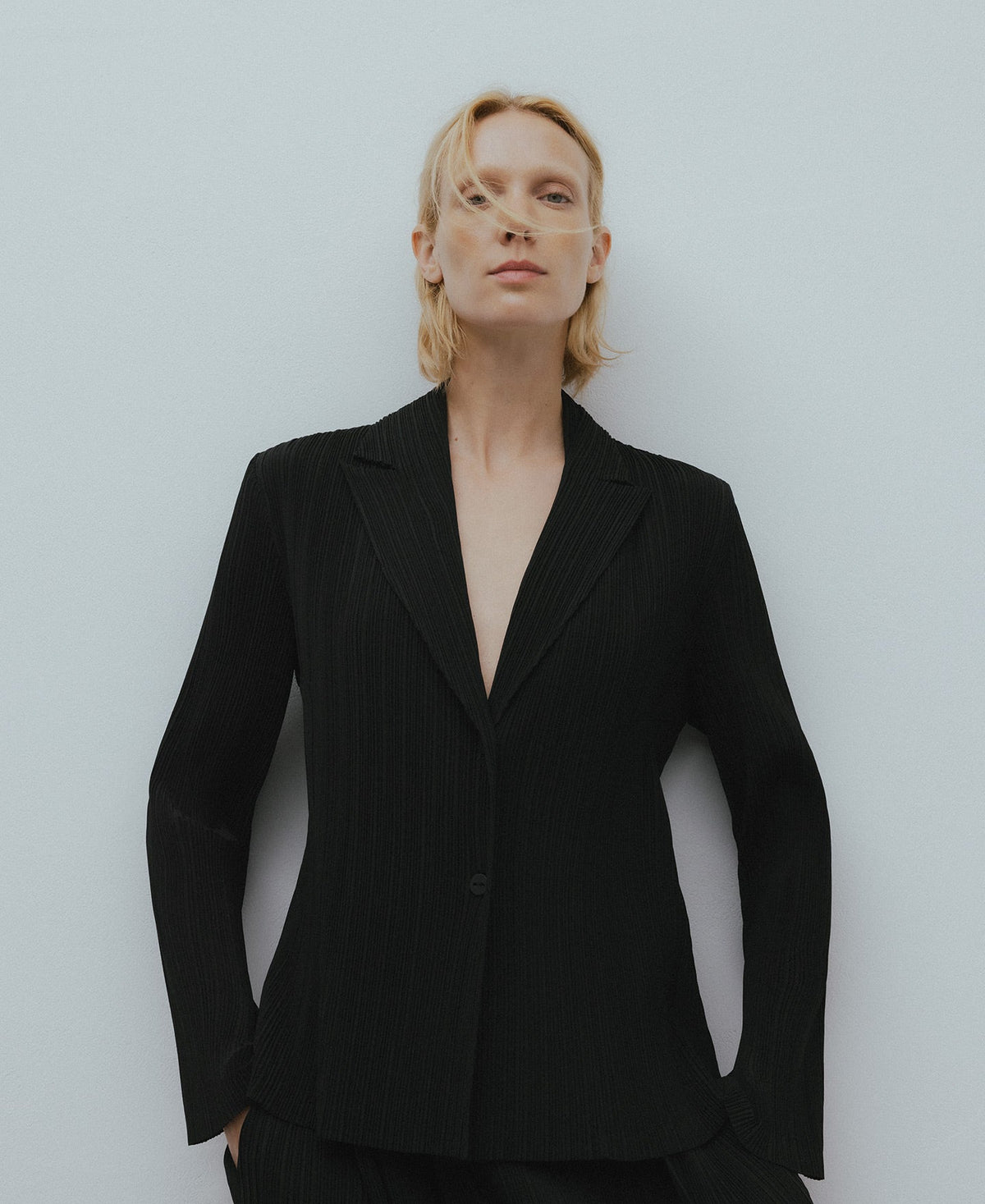 Black crinkle blazer woman