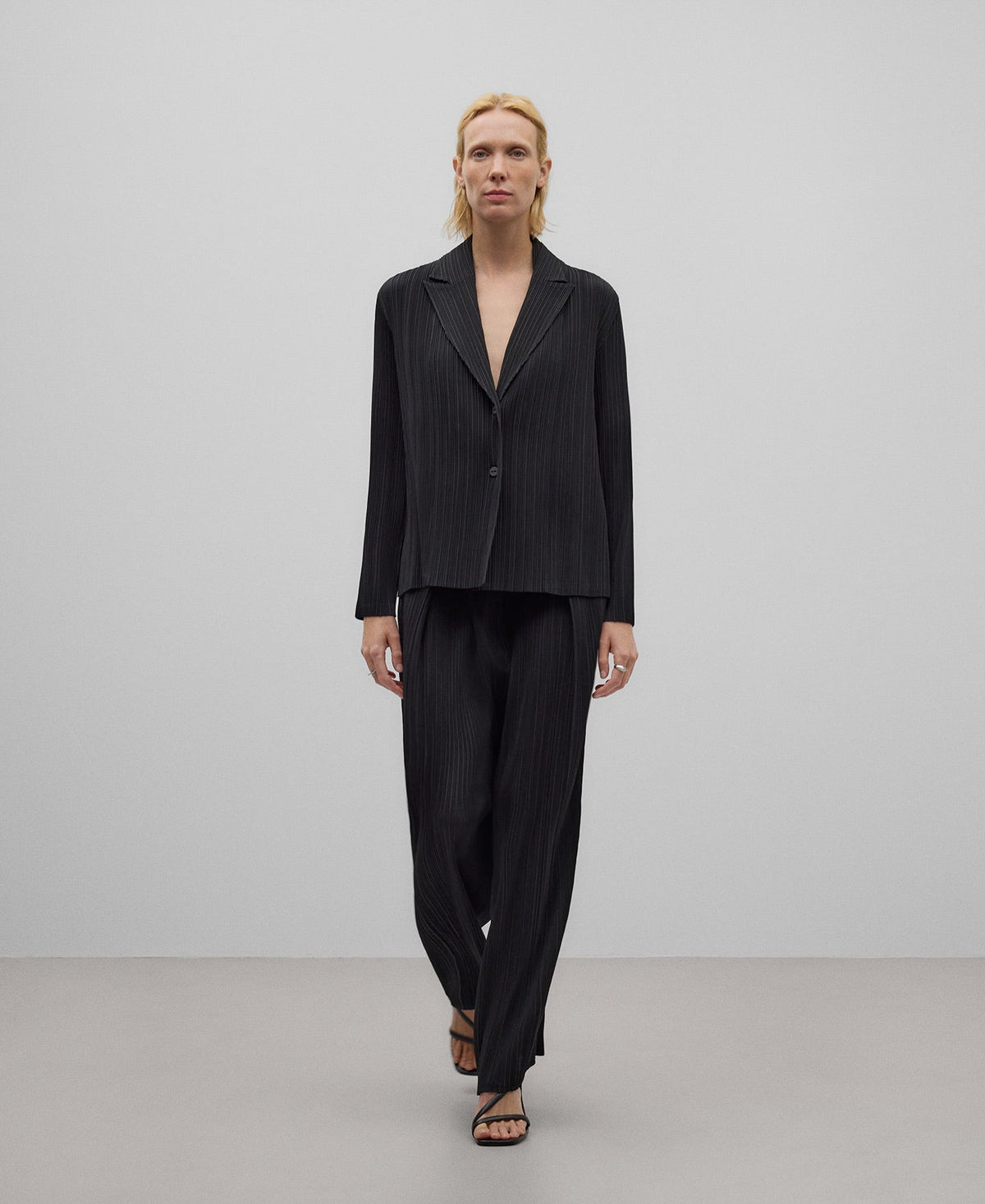 Black crinkle blazer woman