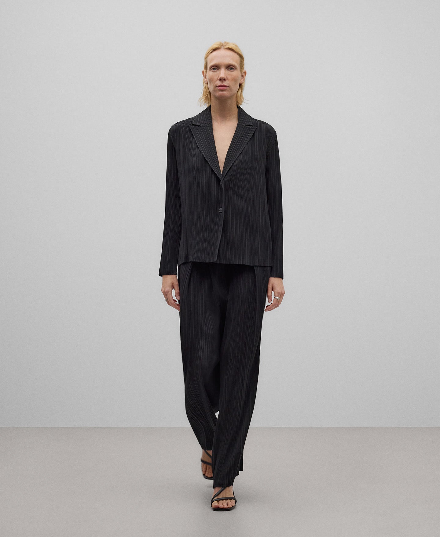 Black crinkle blazer woman