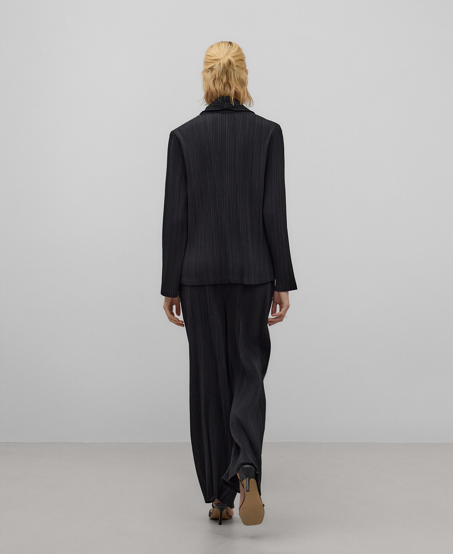 Black crinkle blazer woman