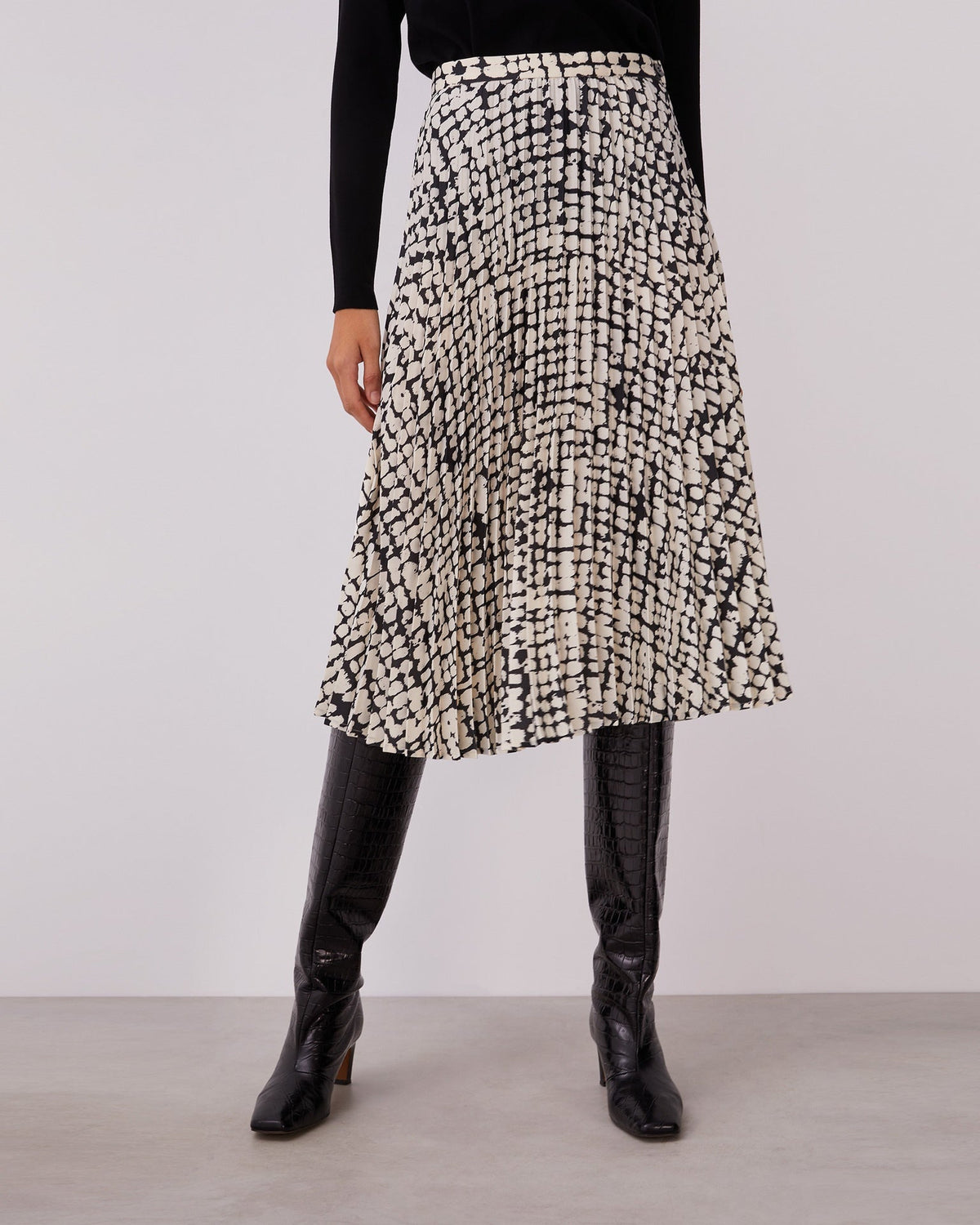 White And Black Crinkle Midi Skirt With Print