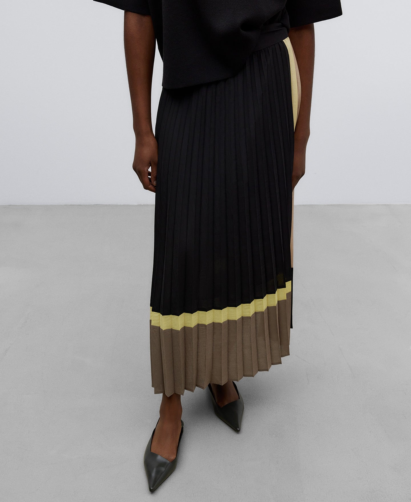 Black Pleated Colour Block Long Skirt