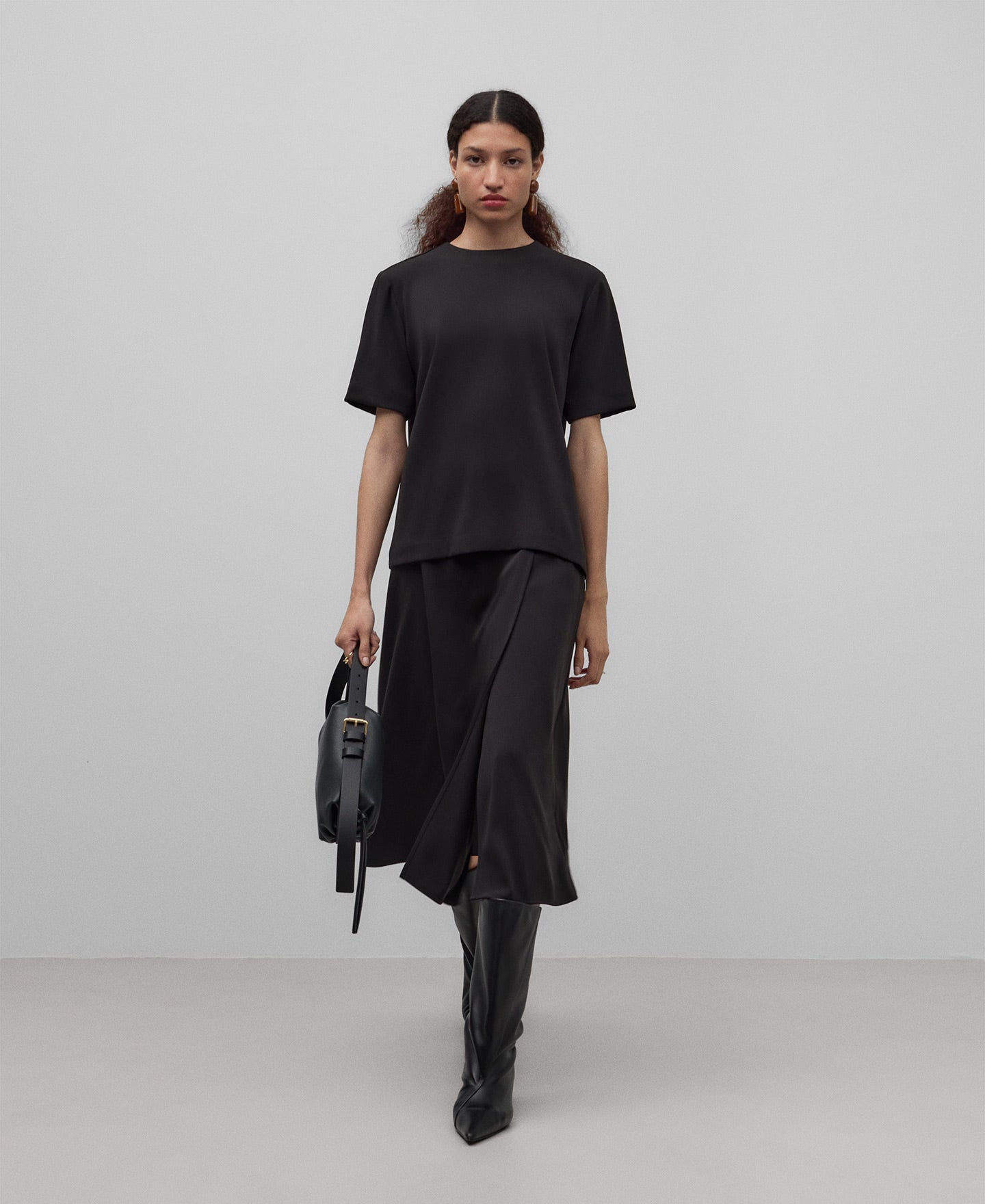 Flared midi skirt woman in black