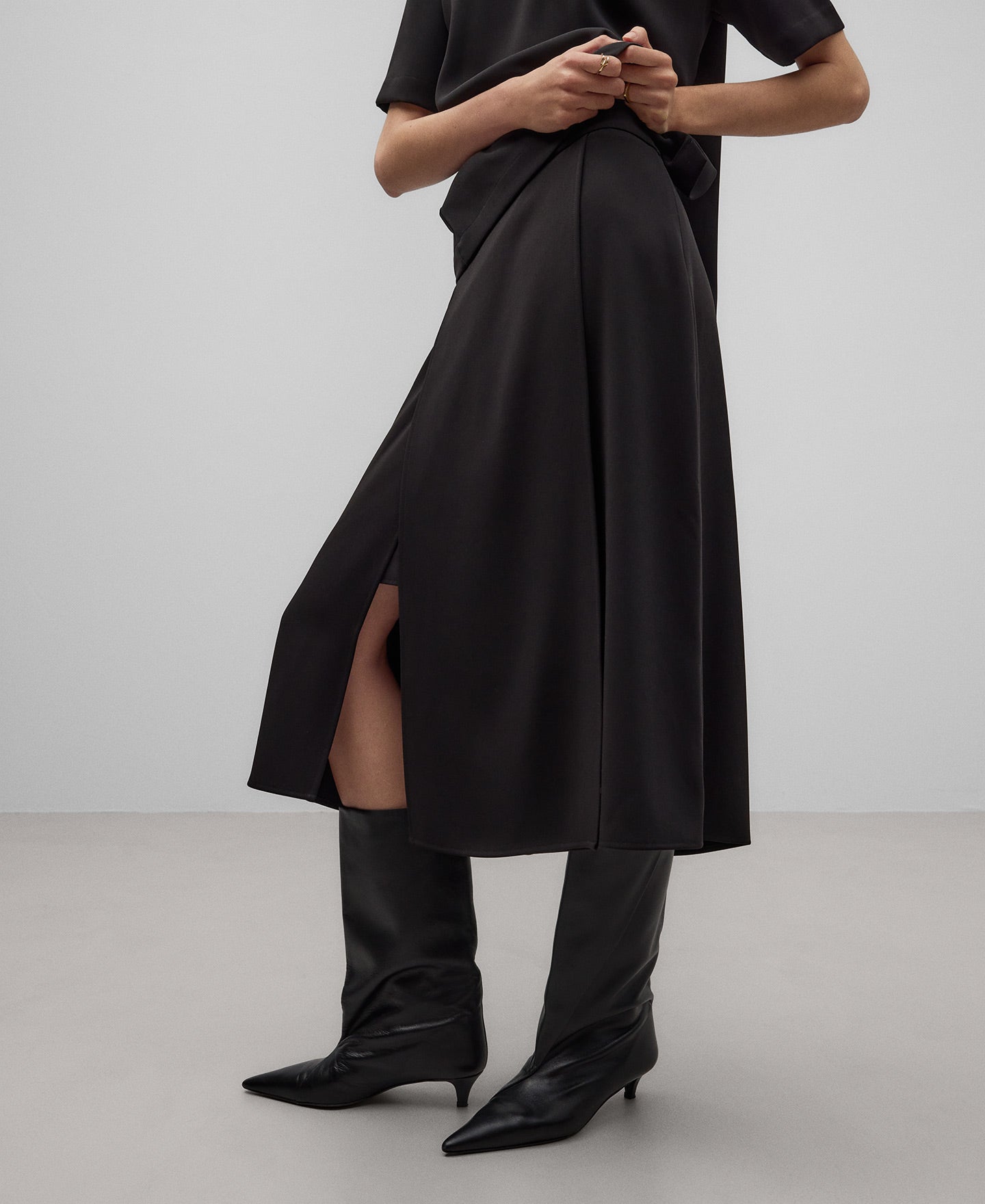 Flared midi skirt woman in black