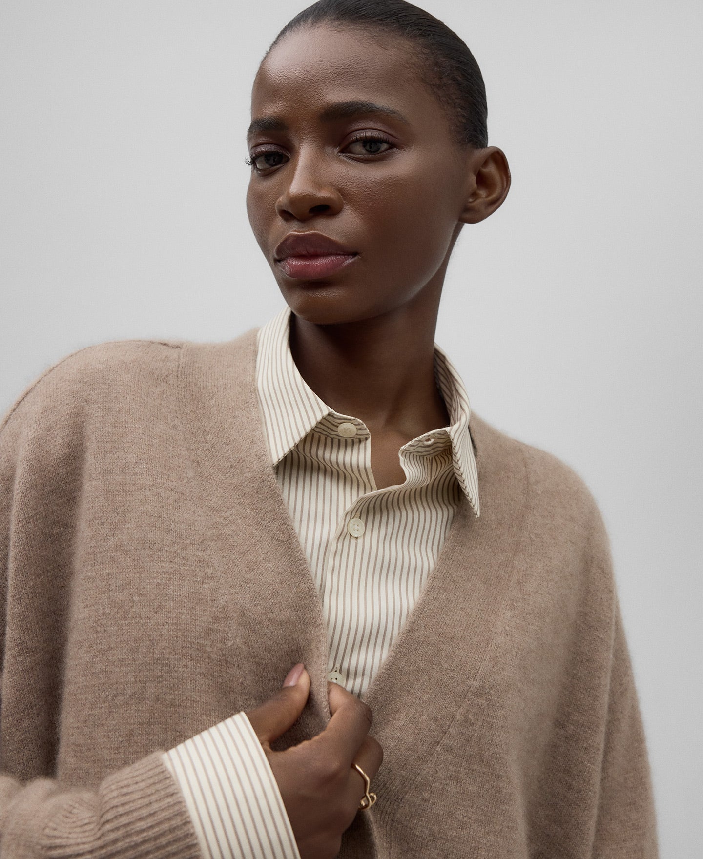 Short cashmere cardigan woman in taupe