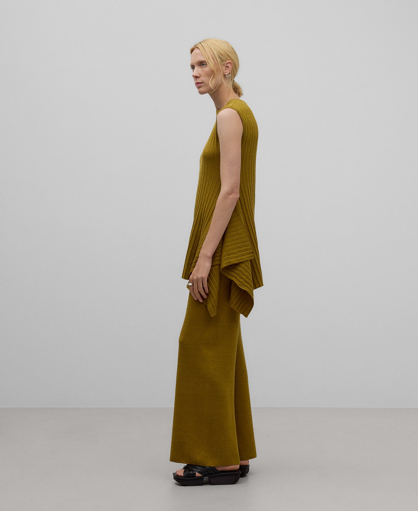 Asymmetrical pleated linen top woman in green