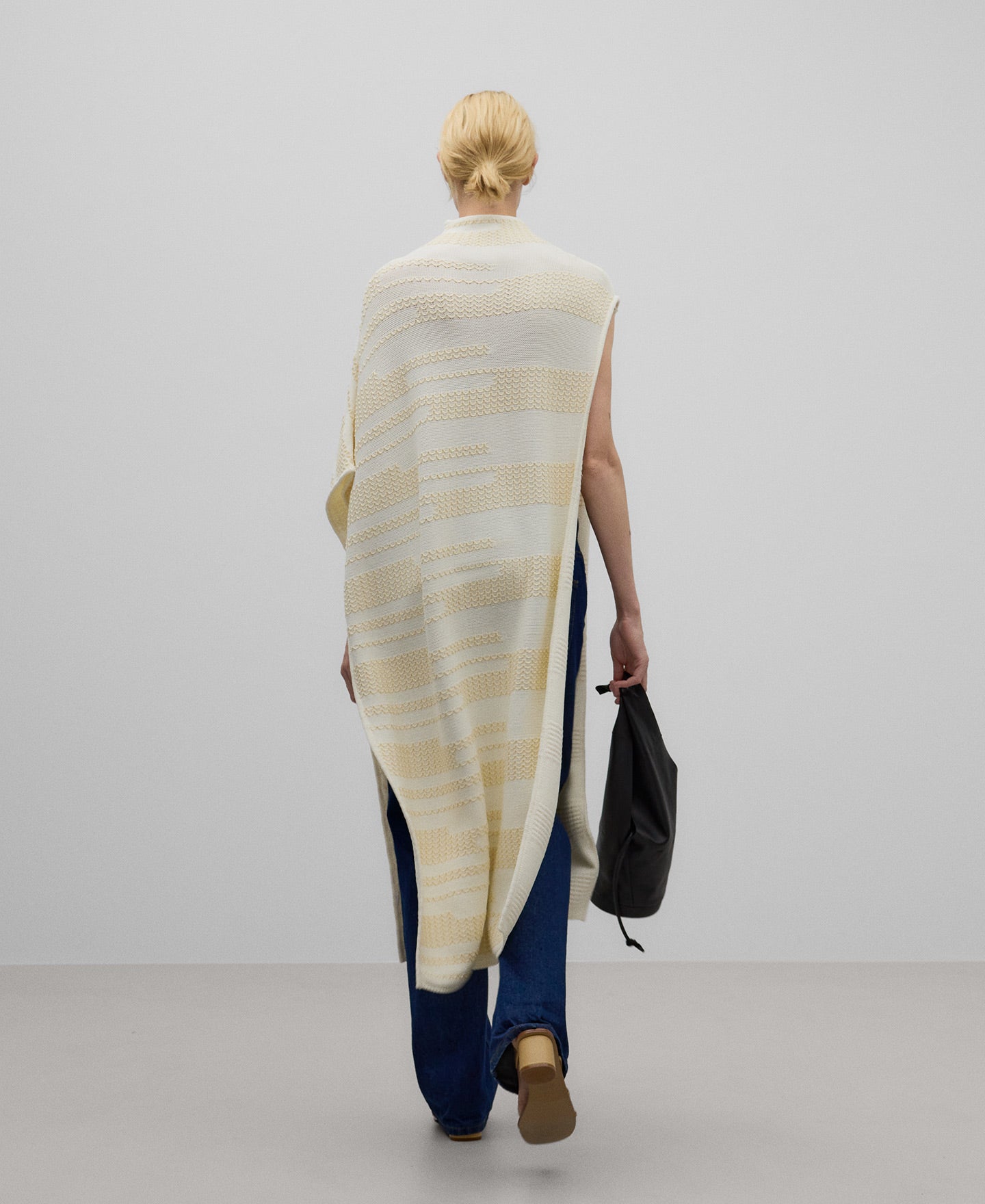 Asymmetrical jacquard cape woman in camel/ecru